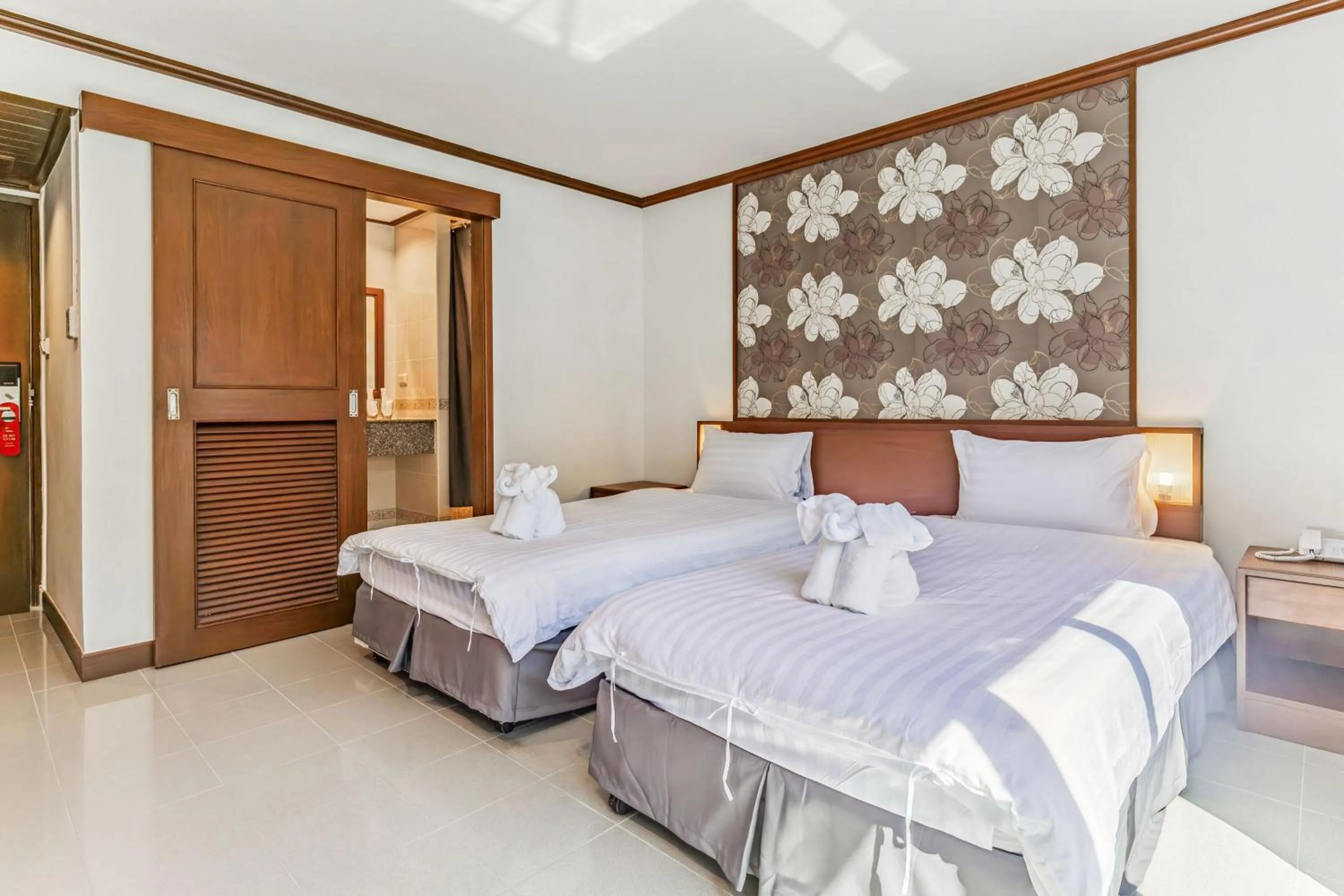 Bathroom, Bed in Rattana Karon Beach Hotel