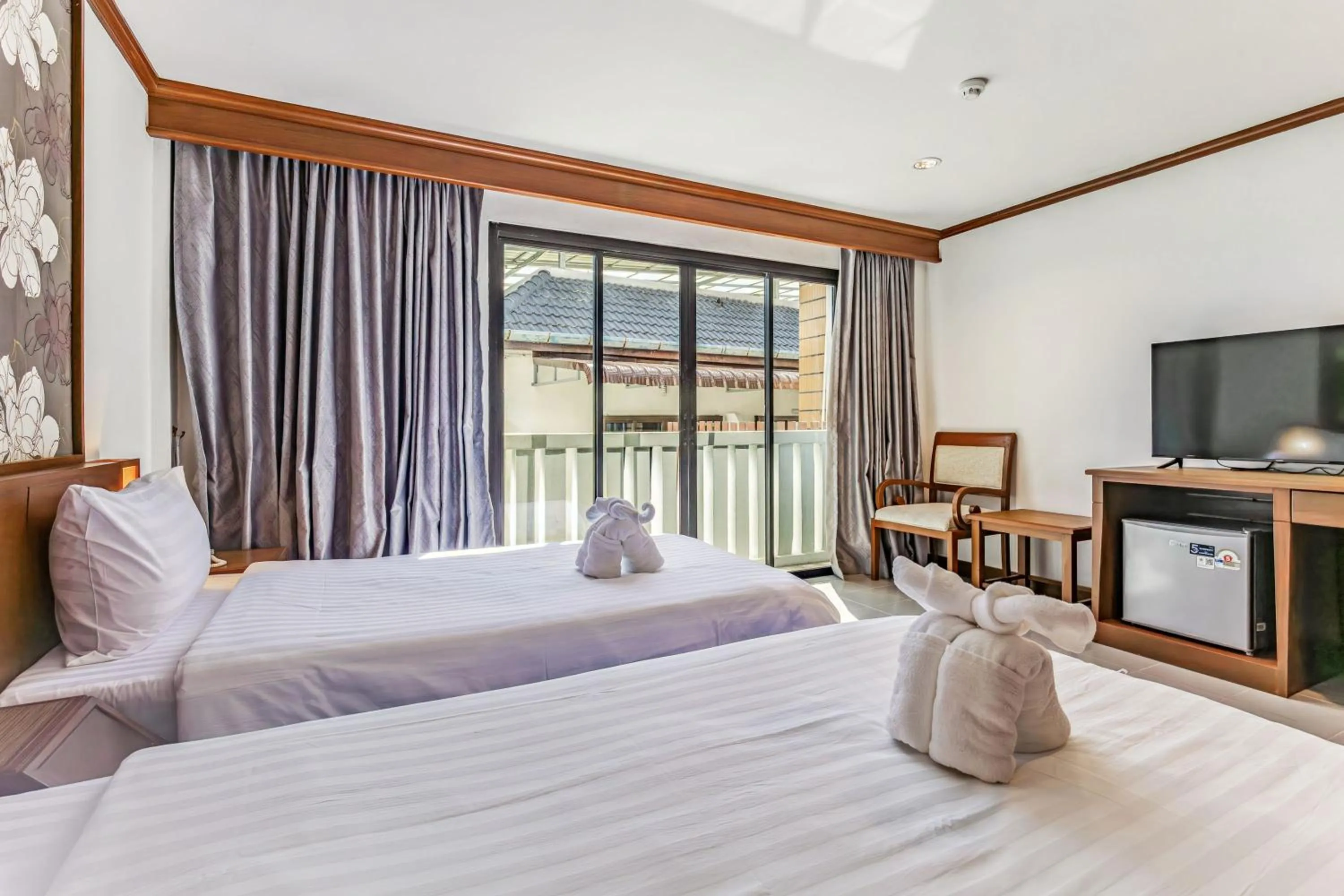 Bed in Rattana Karon Beach Hotel