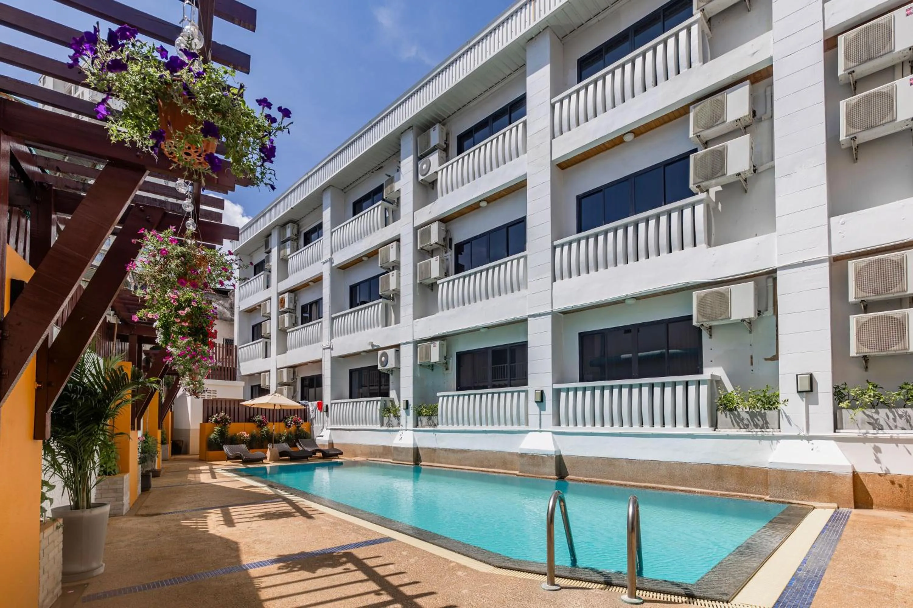Swimming pool in Rattana Karon Beach Hotel