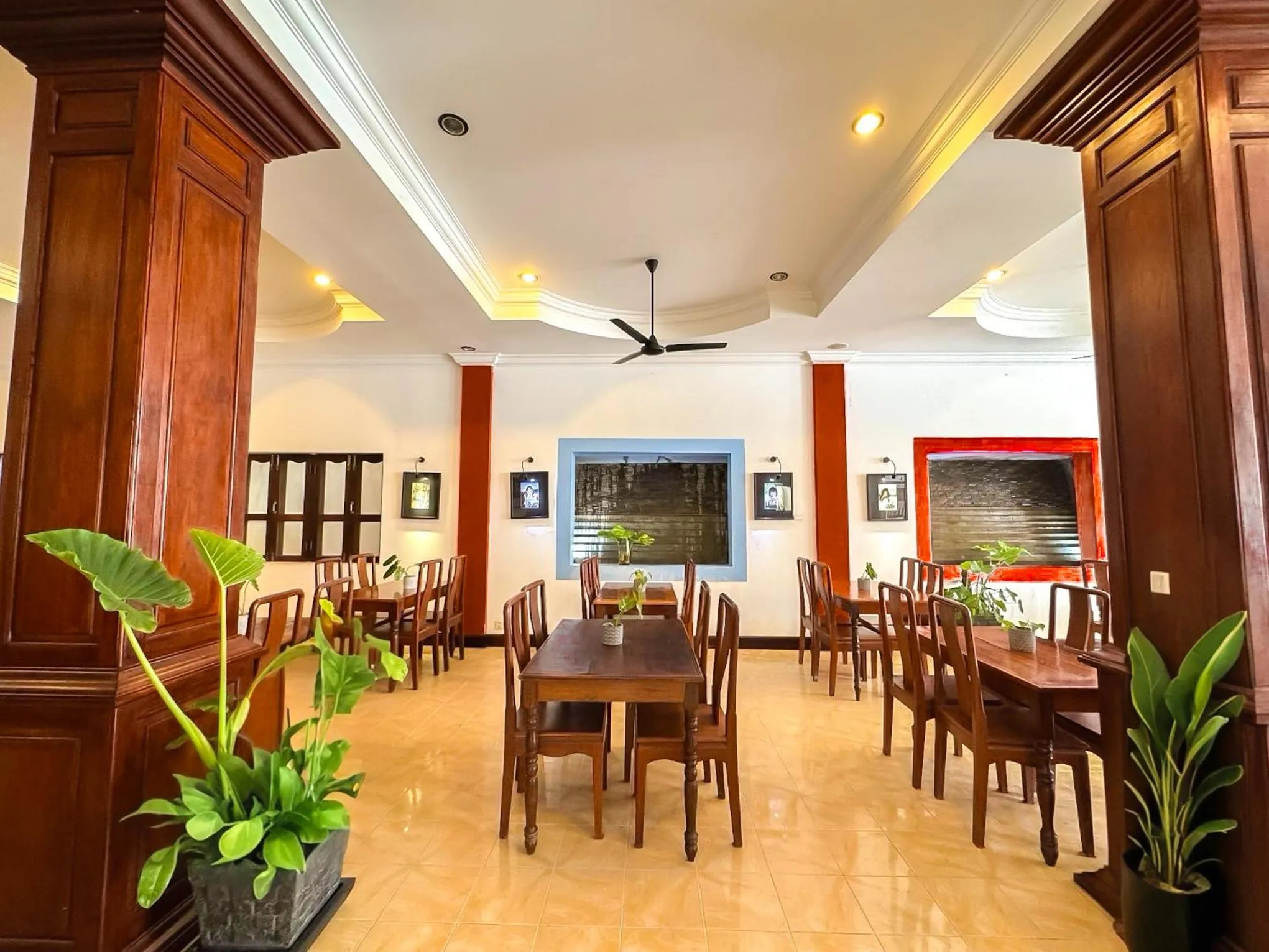 Restaurant/places to eat in VPlus Hotel