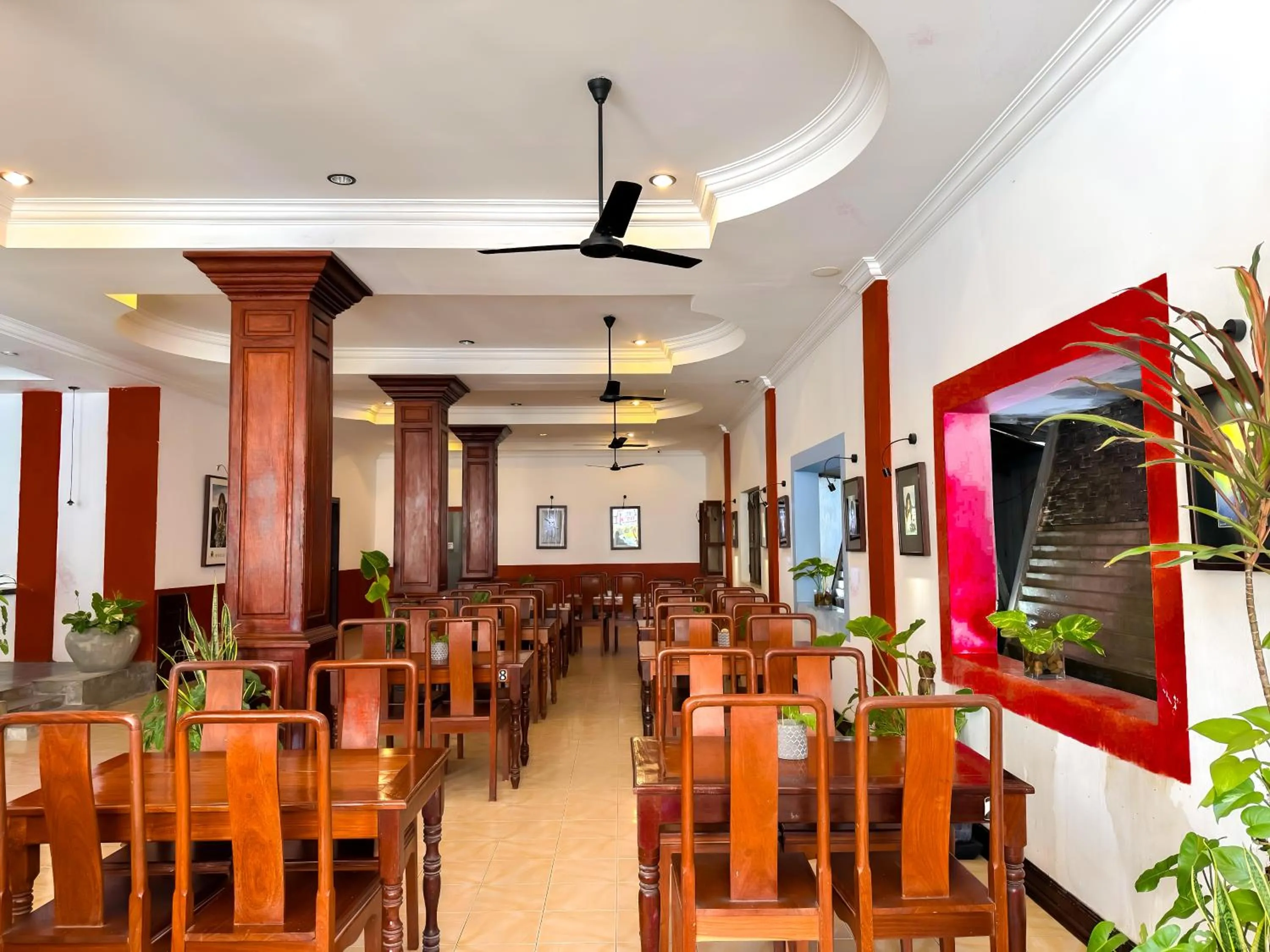 Restaurant/places to eat in VPlus Hotel