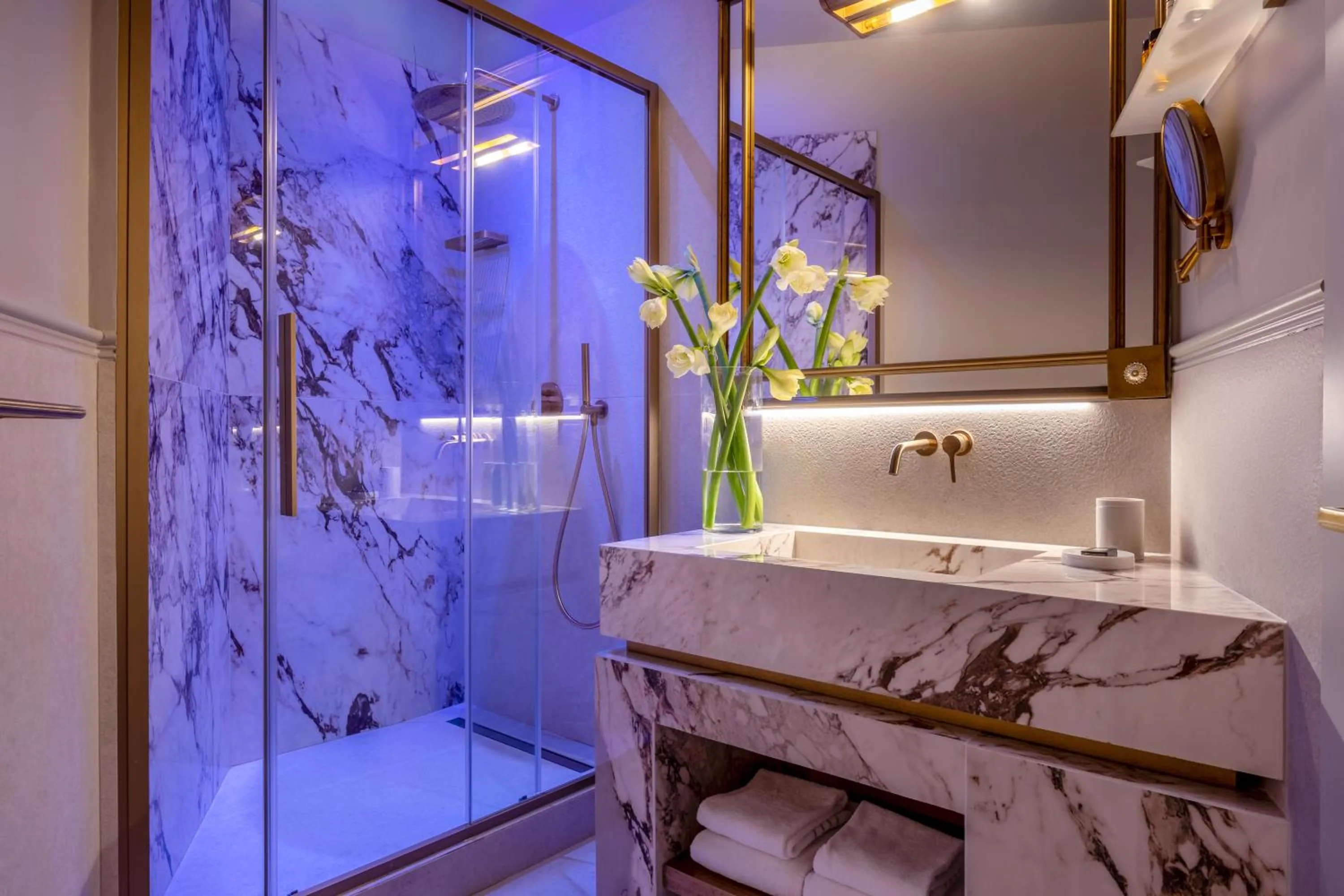 Shower in HT6 Hotel Roma