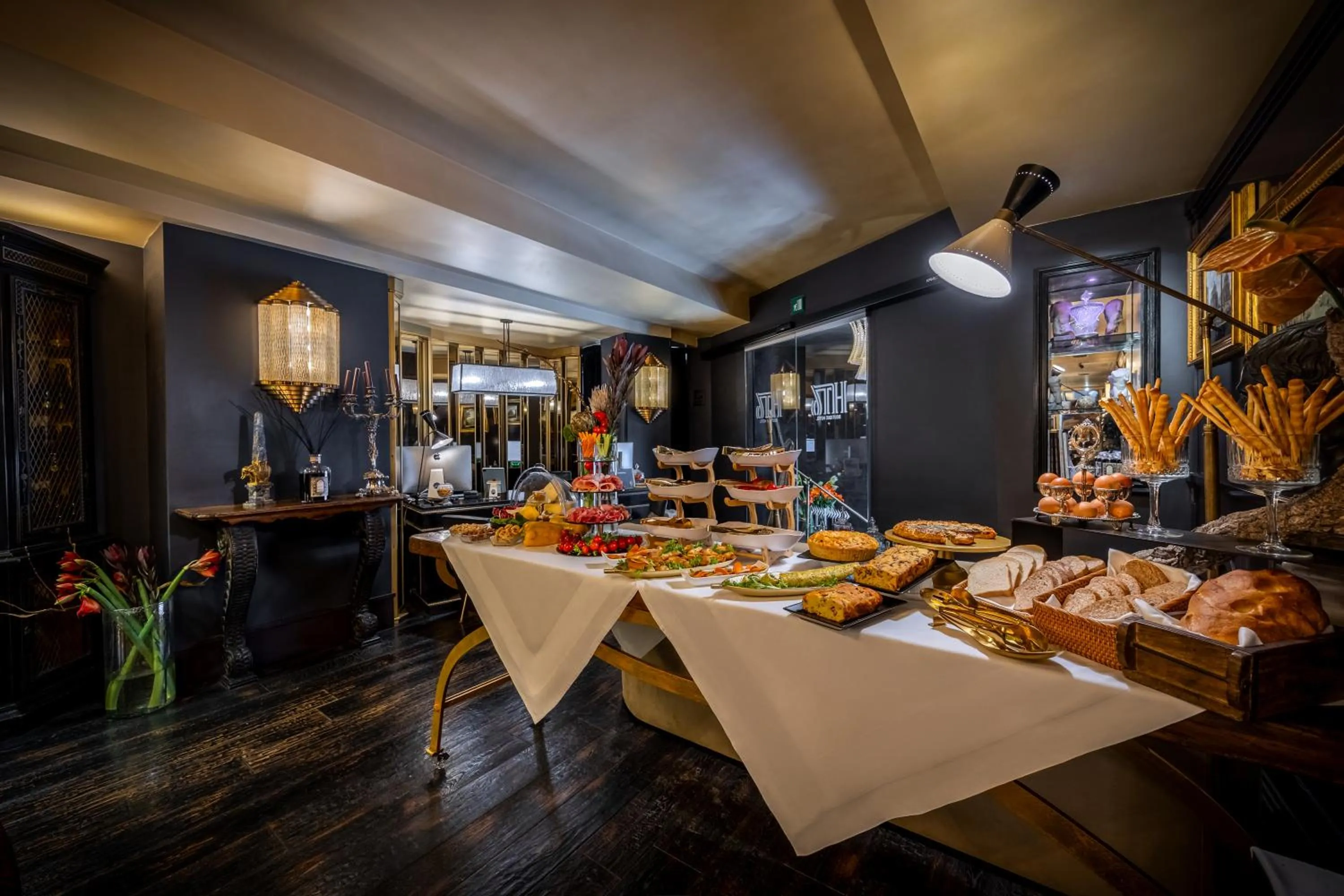 Food and drinks in HT6 Hotel Roma