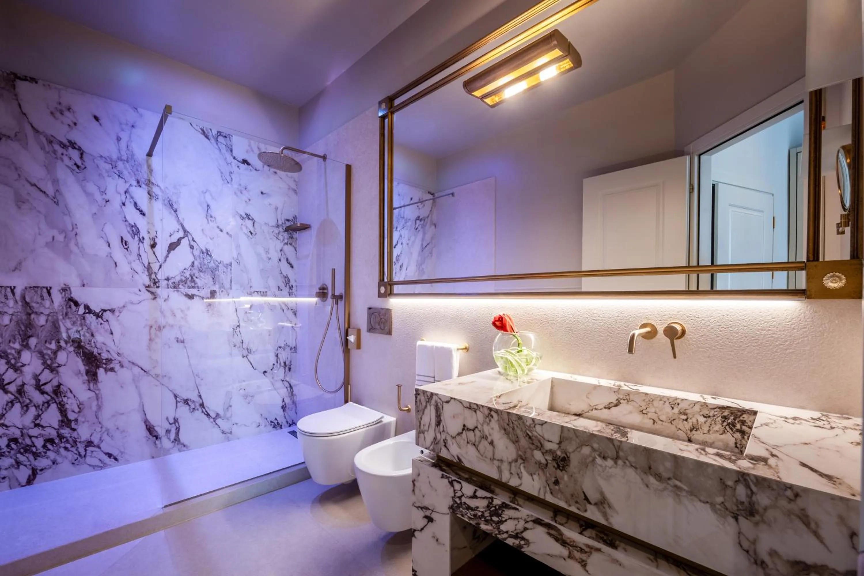 Shower in HT6 Hotel Roma