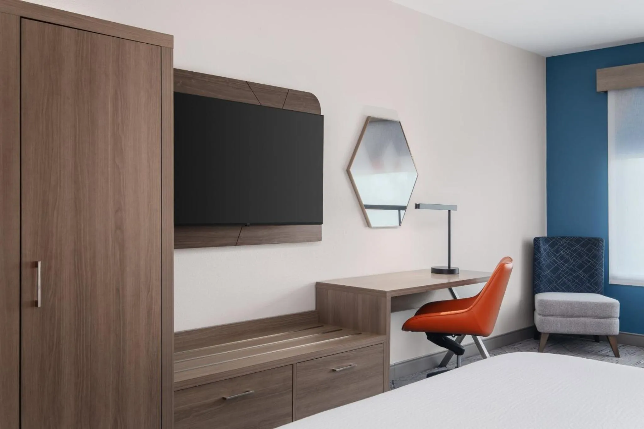 Photo of the whole room, Bed in Holiday Inn Express & Suites Buford - Mall of Georgia by IHG