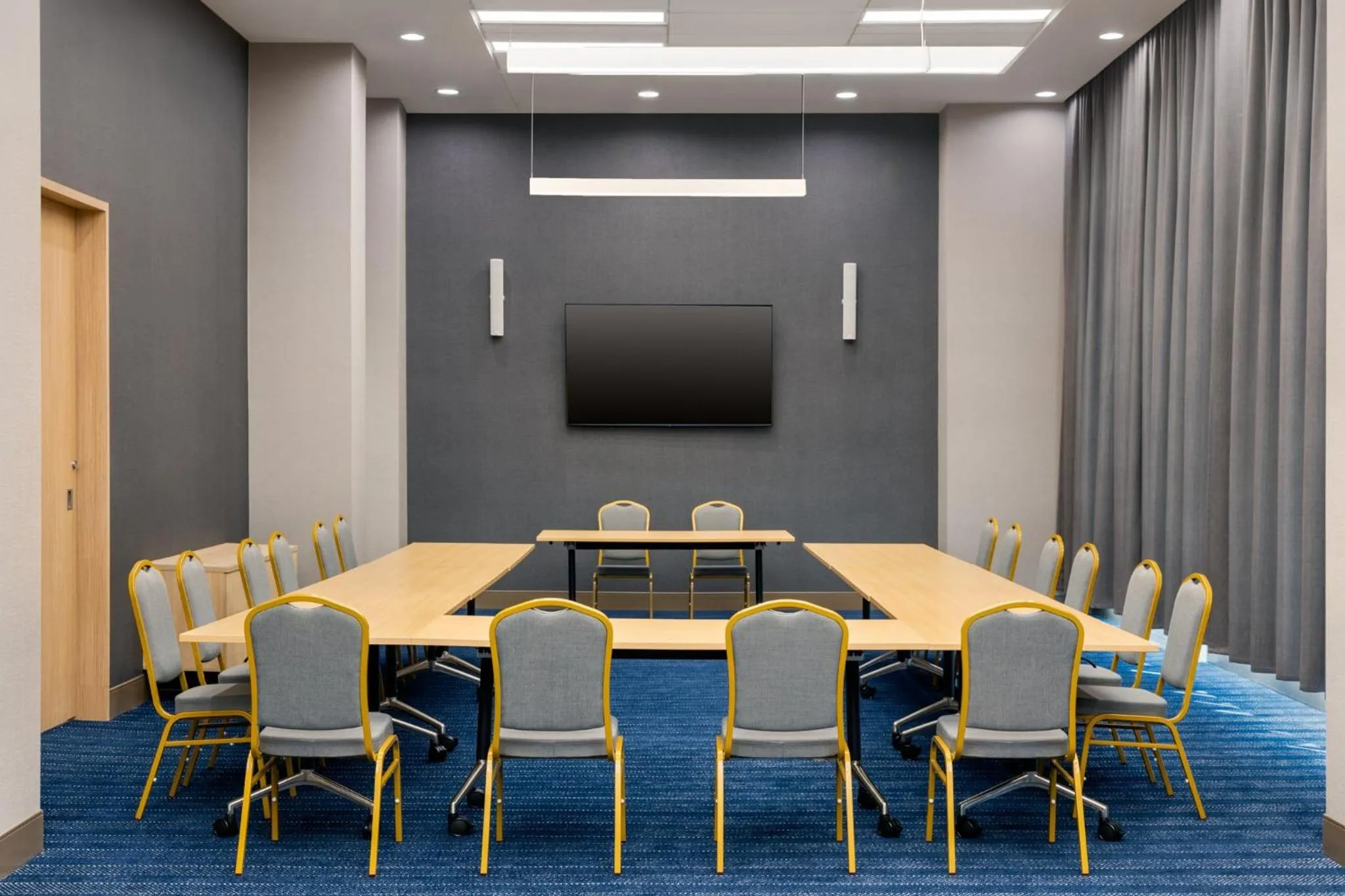 Meeting/conference room in Holiday Inn Express Montreal Airport - St-Laurent by IHG