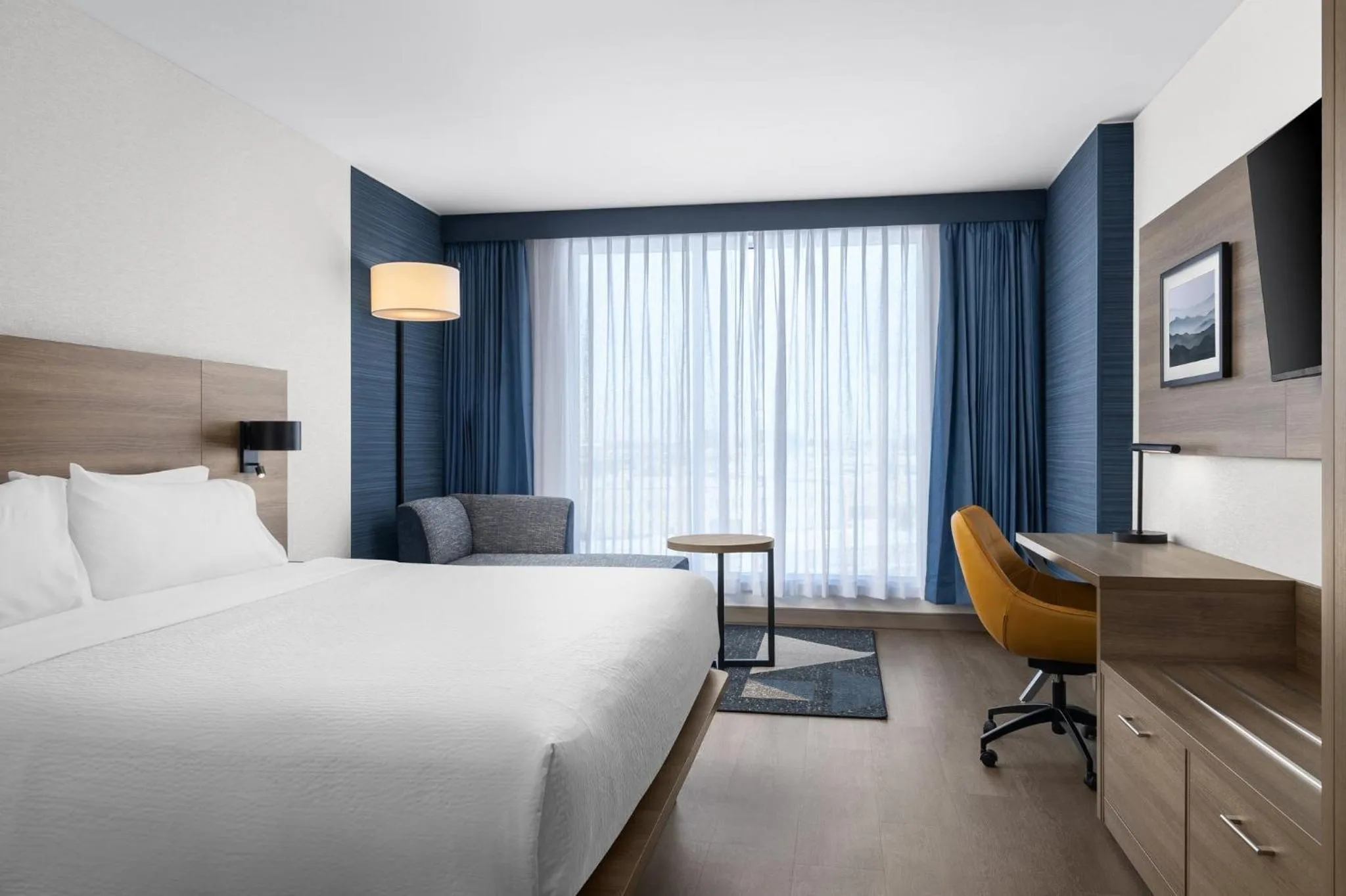Photo of the whole room, Bed in Holiday Inn Express Montreal Airport - St-Laurent by IHG