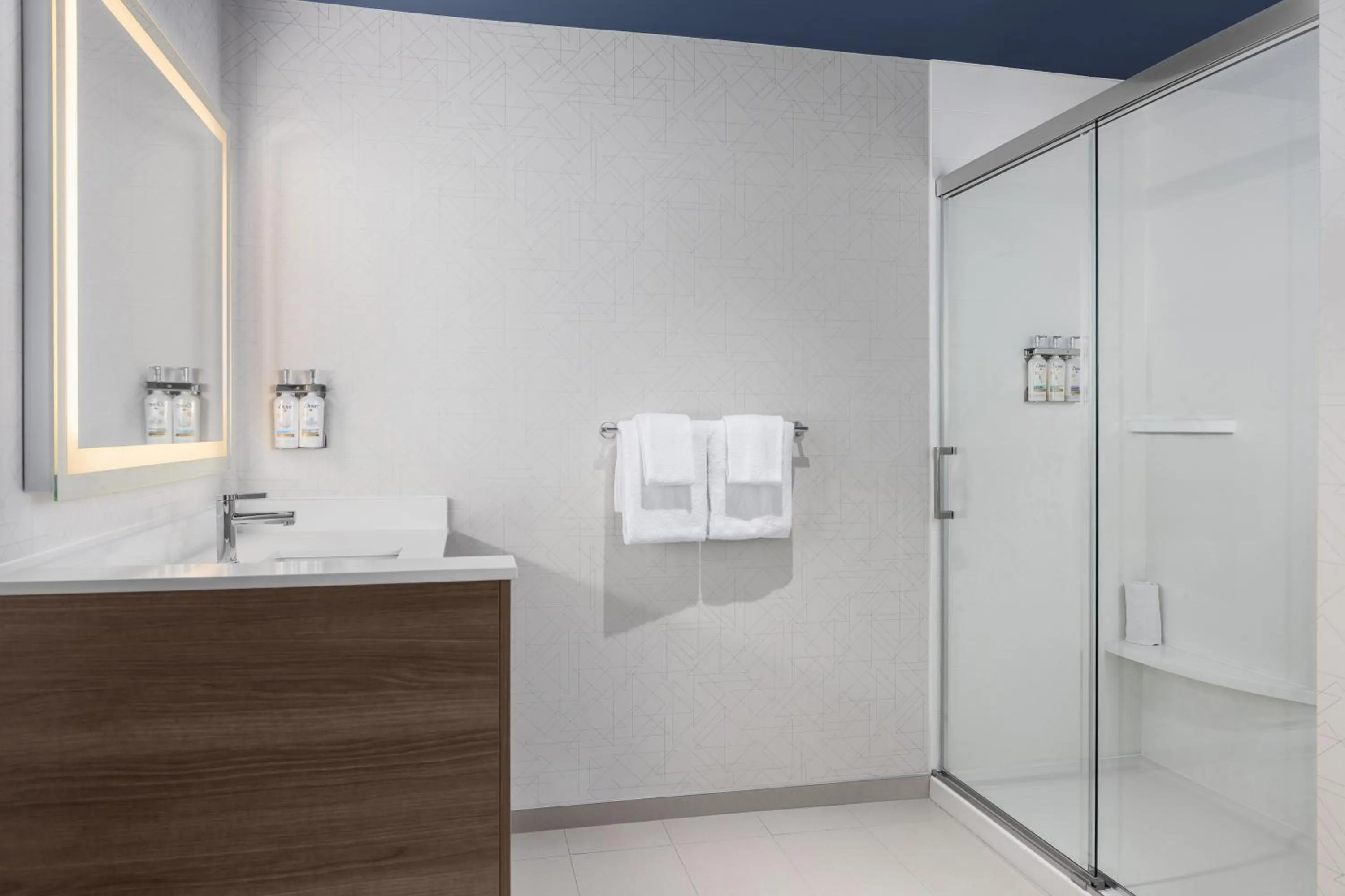 Shower in Holiday Inn Express Montreal Airport - St-Laurent by IHG