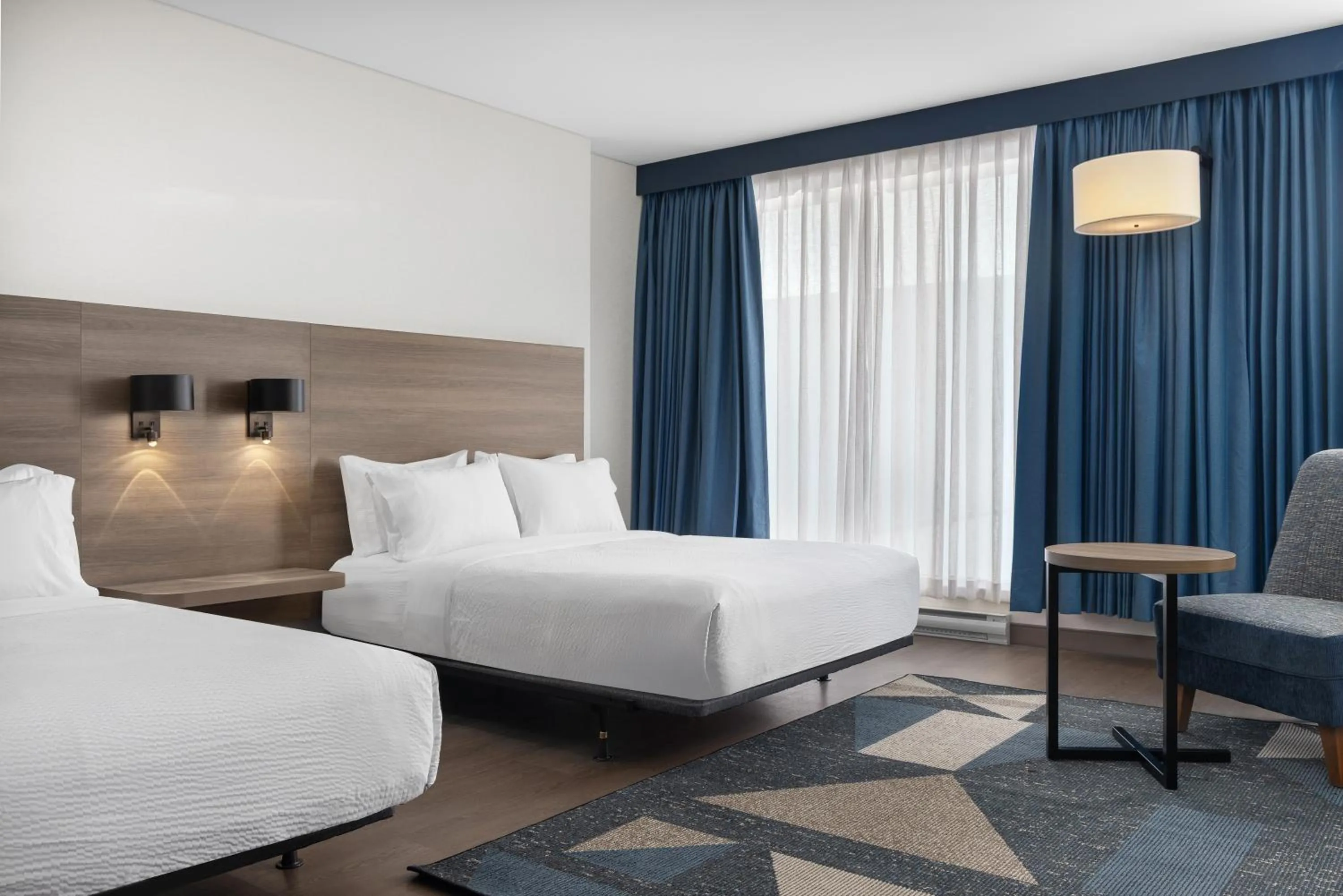 Bed in Holiday Inn Express Montreal Airport - St-Laurent by IHG