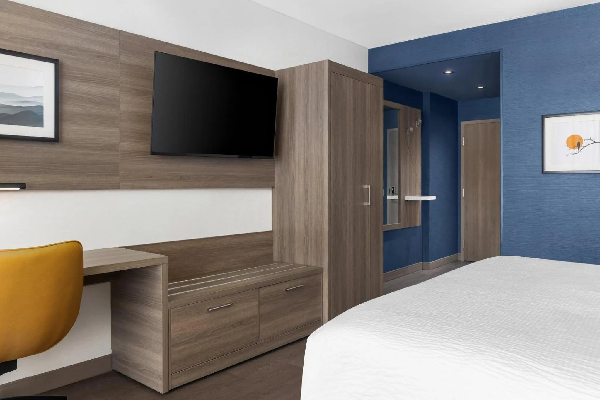 Photo of the whole room, Bed in Holiday Inn Express Montreal Airport - St-Laurent by IHG