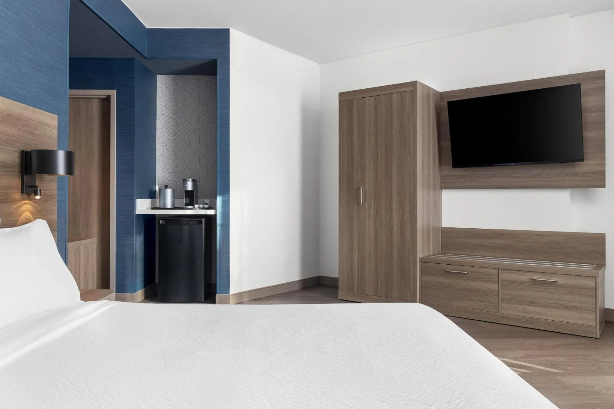 Photo of the whole room, Bed in Holiday Inn Express Montreal Airport - St-Laurent by IHG