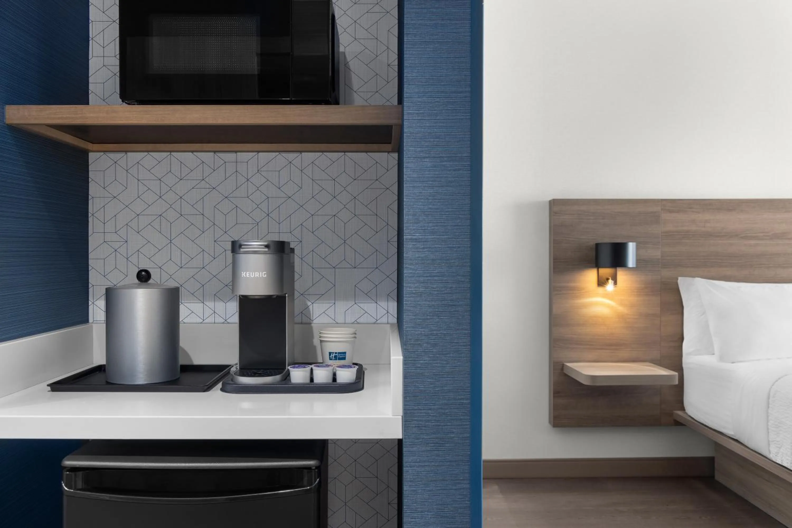 Coffee/tea facilities, Bed in Holiday Inn Express Montreal Airport - St-Laurent by IHG