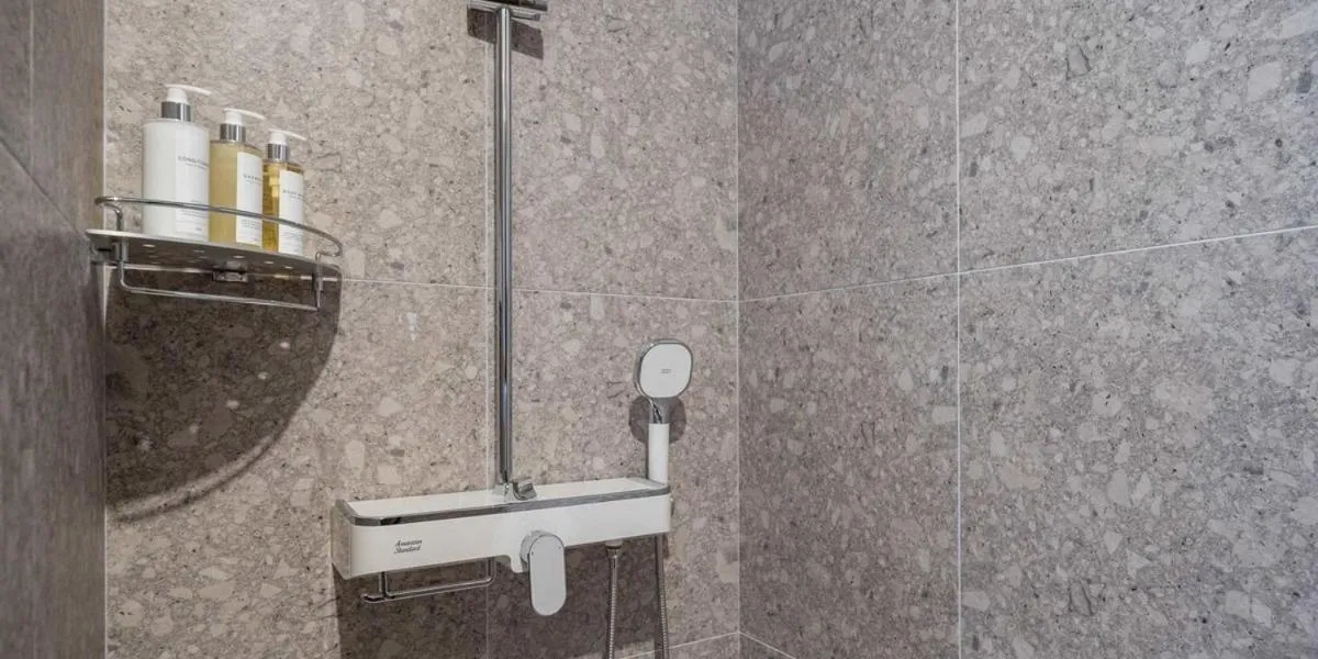 Shower in The hound hotel bandalseom2