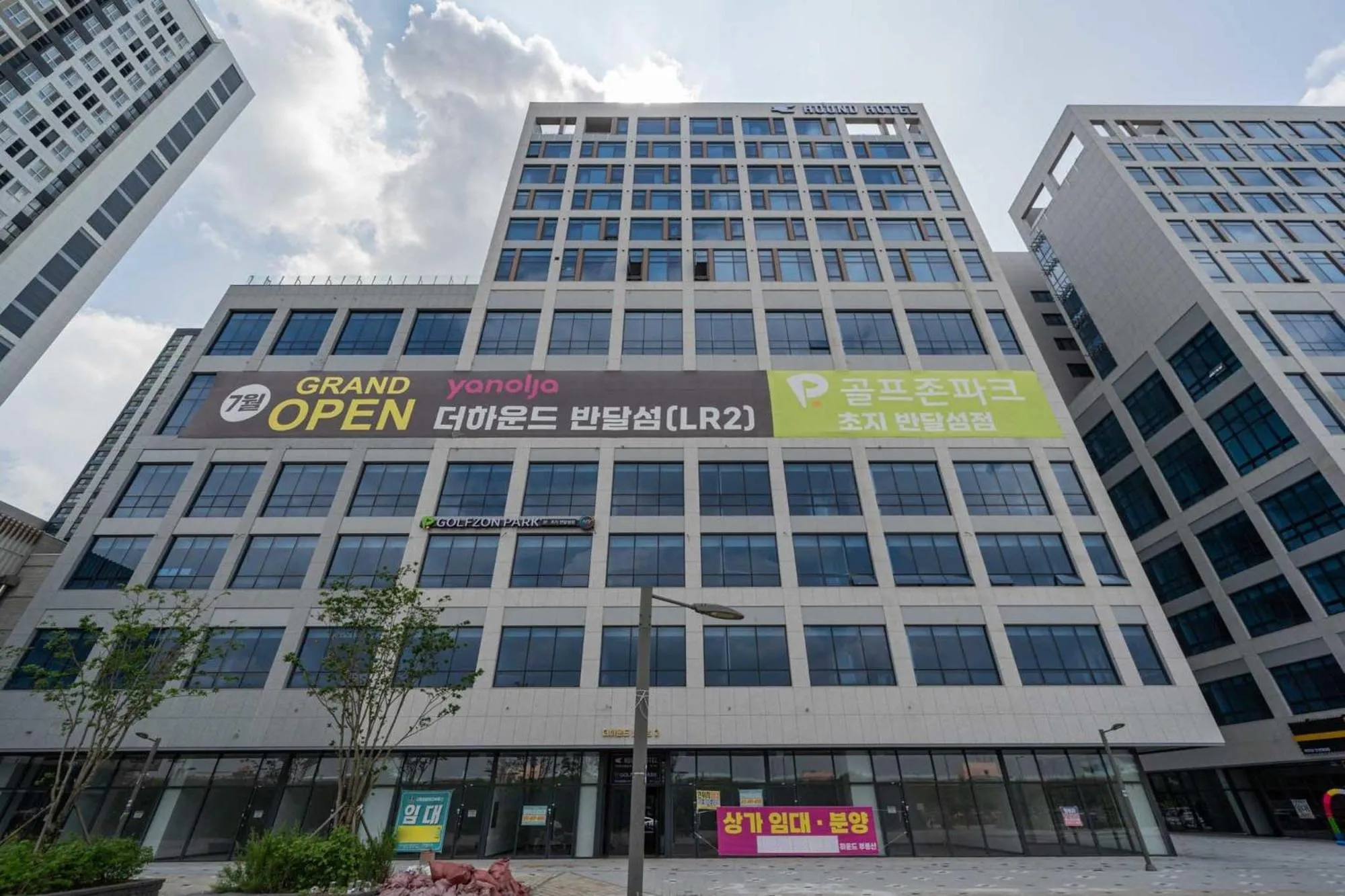 Property building in The hound hotel bandalseom2