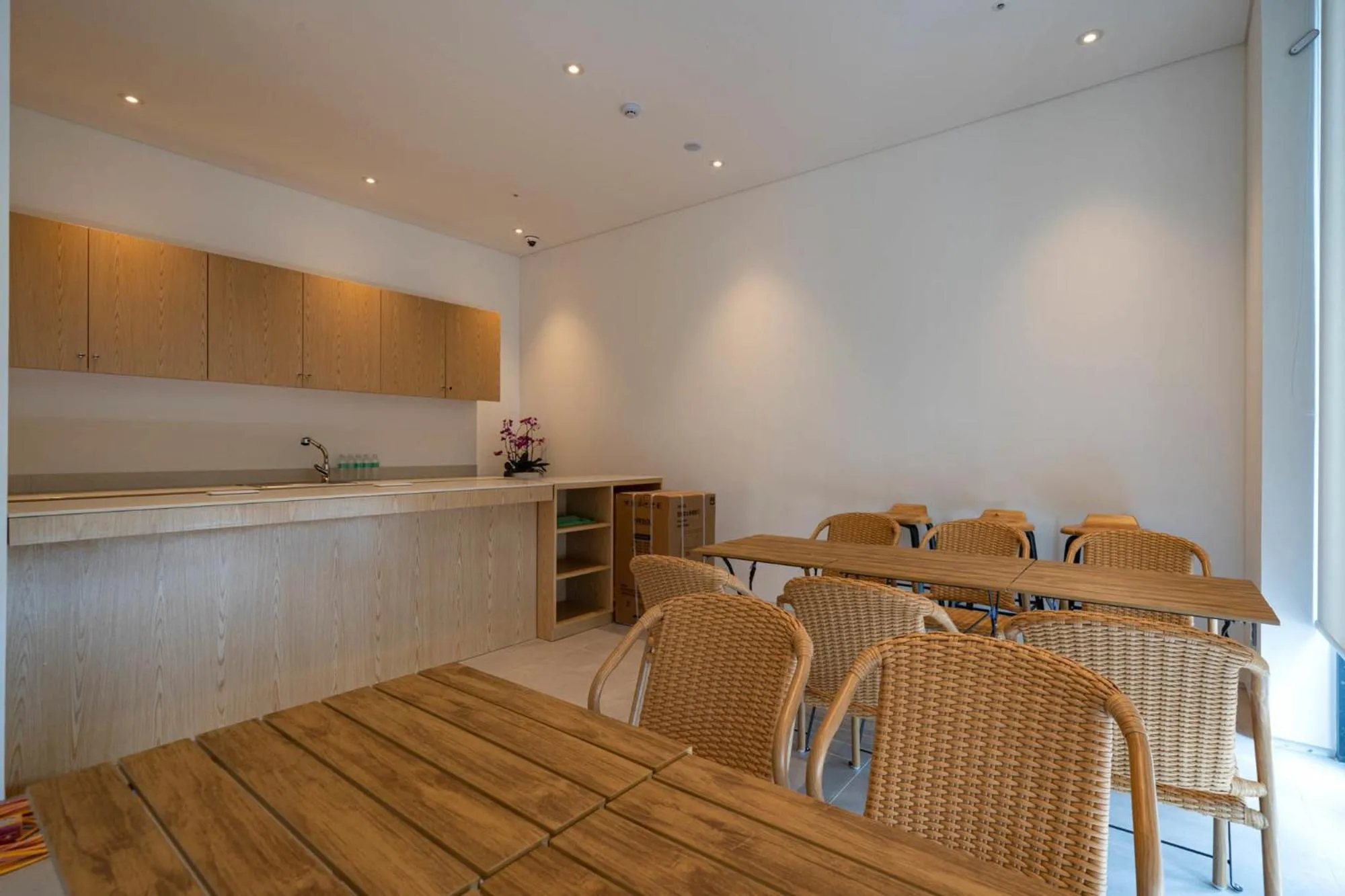 Dining area in The hound hotel bandalseom2