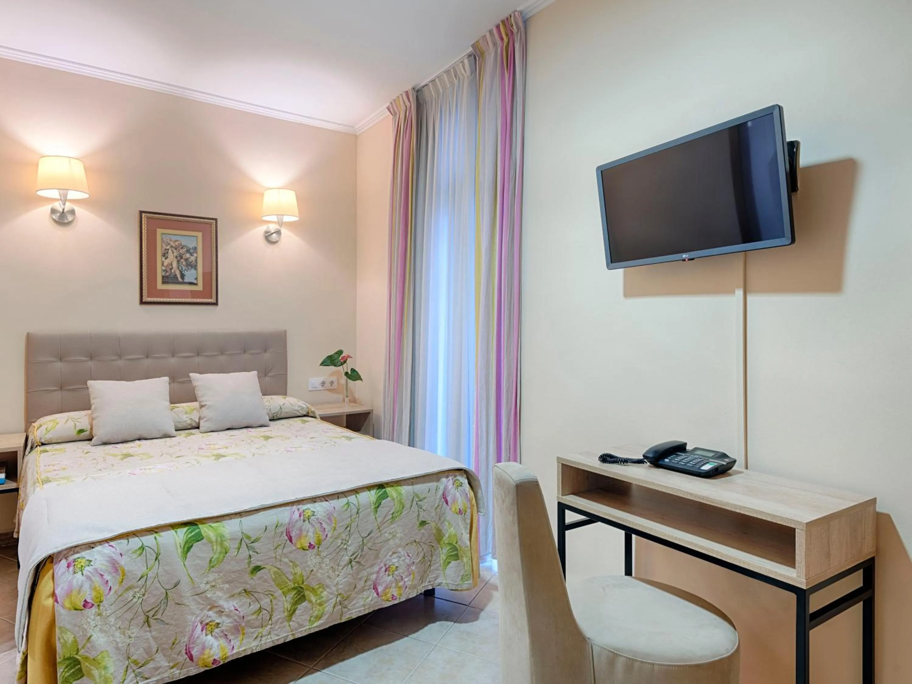 Bedroom, Bed in Hostal Antigua Morellana