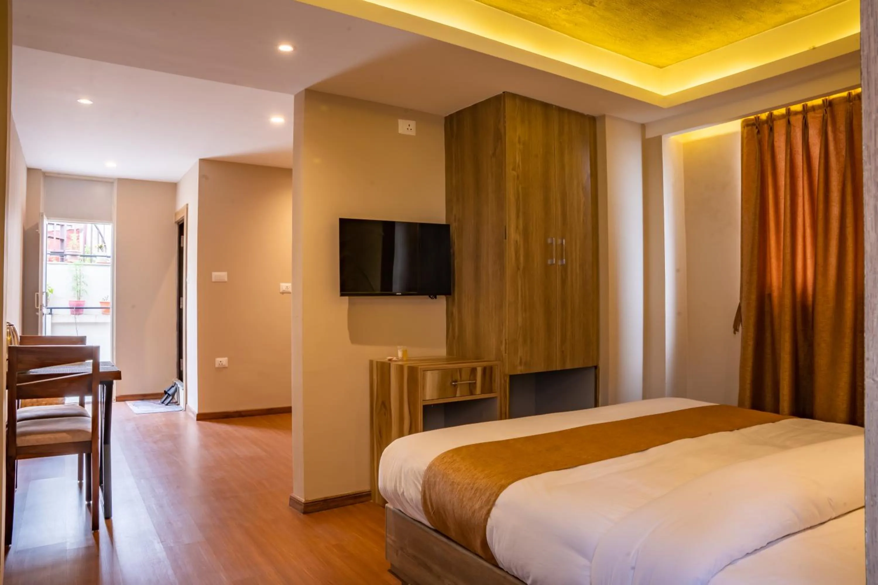 Restaurant/places to eat, Bed in Divya Boutique Inn