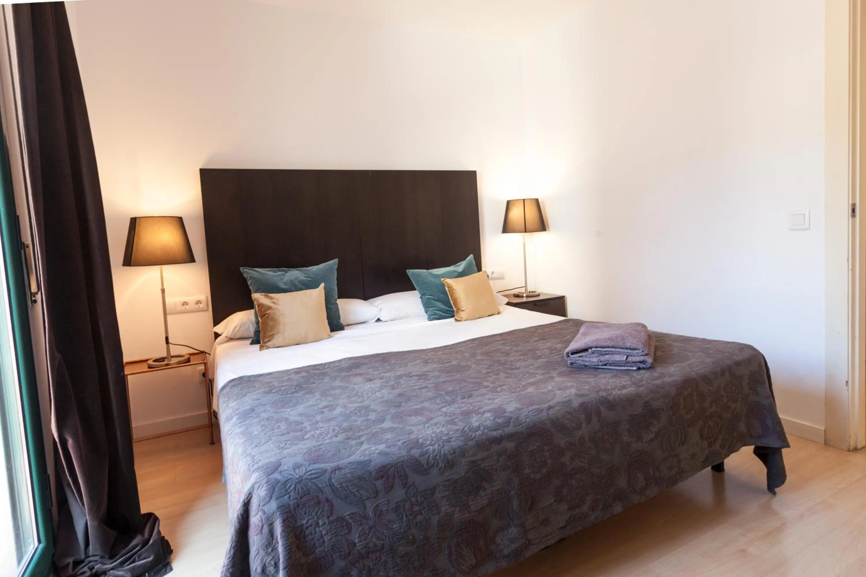 Bed in Plaza Catalunya City Center Apartments