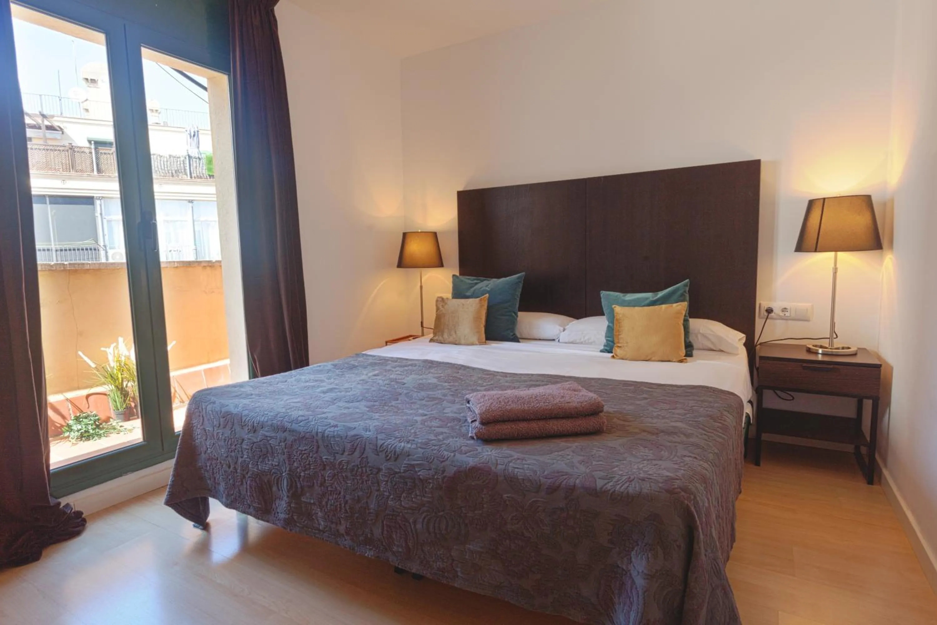 Bed in Plaza Catalunya City Center Apartments