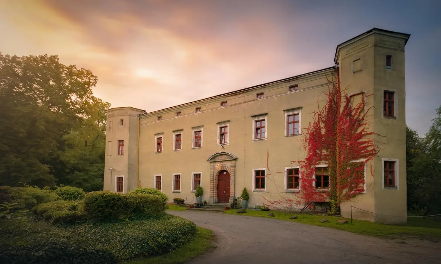 Property building in Zamek Dobroszyce