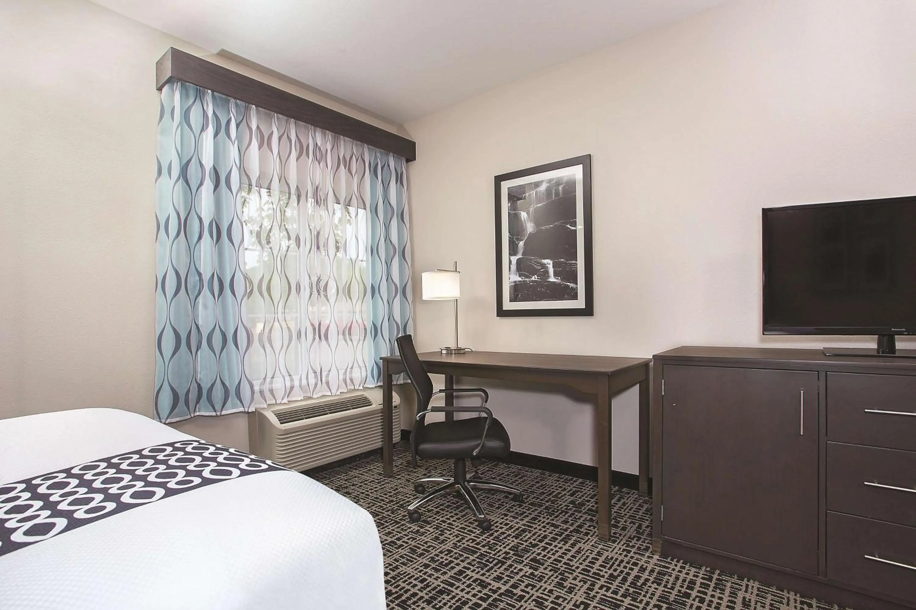 Photo of the whole room, Bed in La Quinta by Wyndham Chattanooga - Lookout Mtn