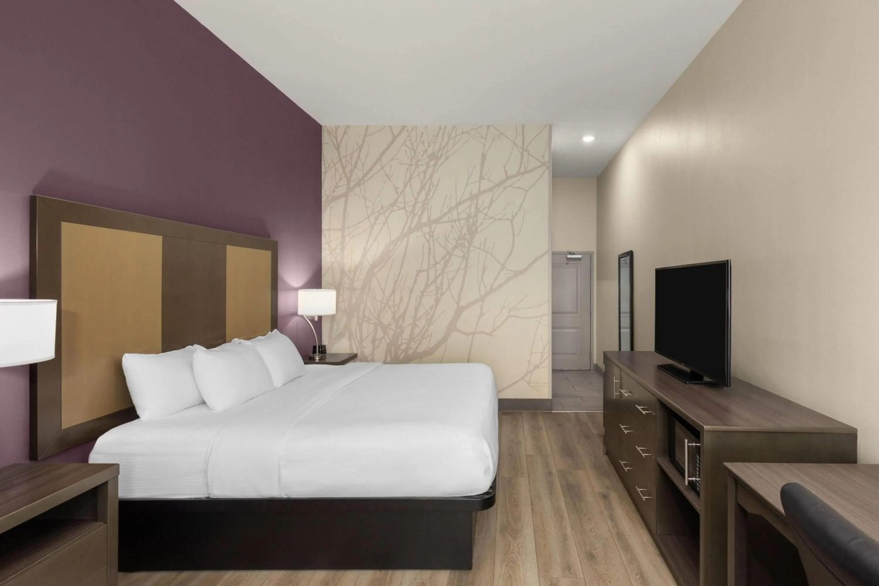 Photo of the whole room, Bed in La Quinta by Wyndham Chattanooga - Lookout Mtn