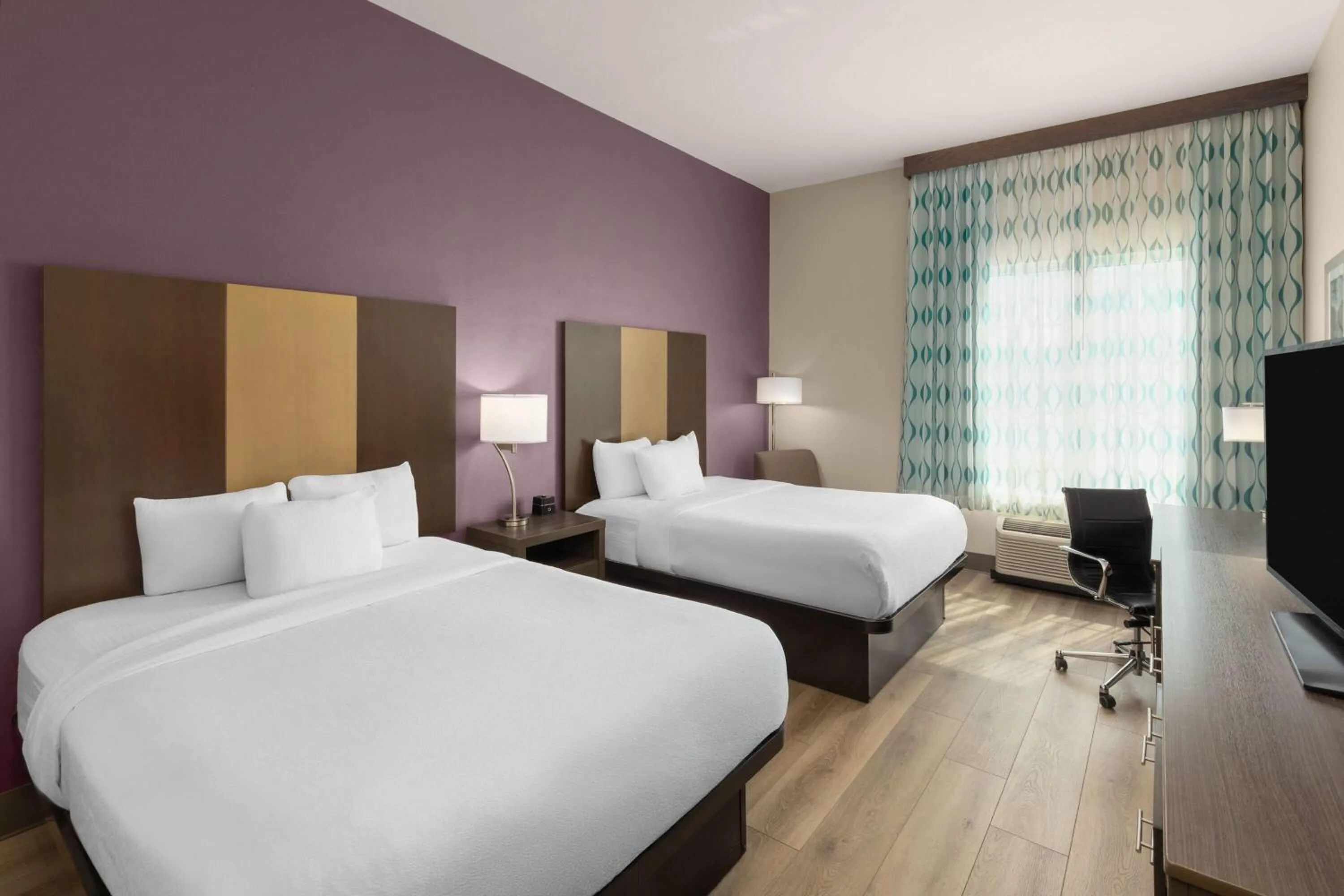 Photo of the whole room, Bed in La Quinta by Wyndham Chattanooga - Lookout Mtn