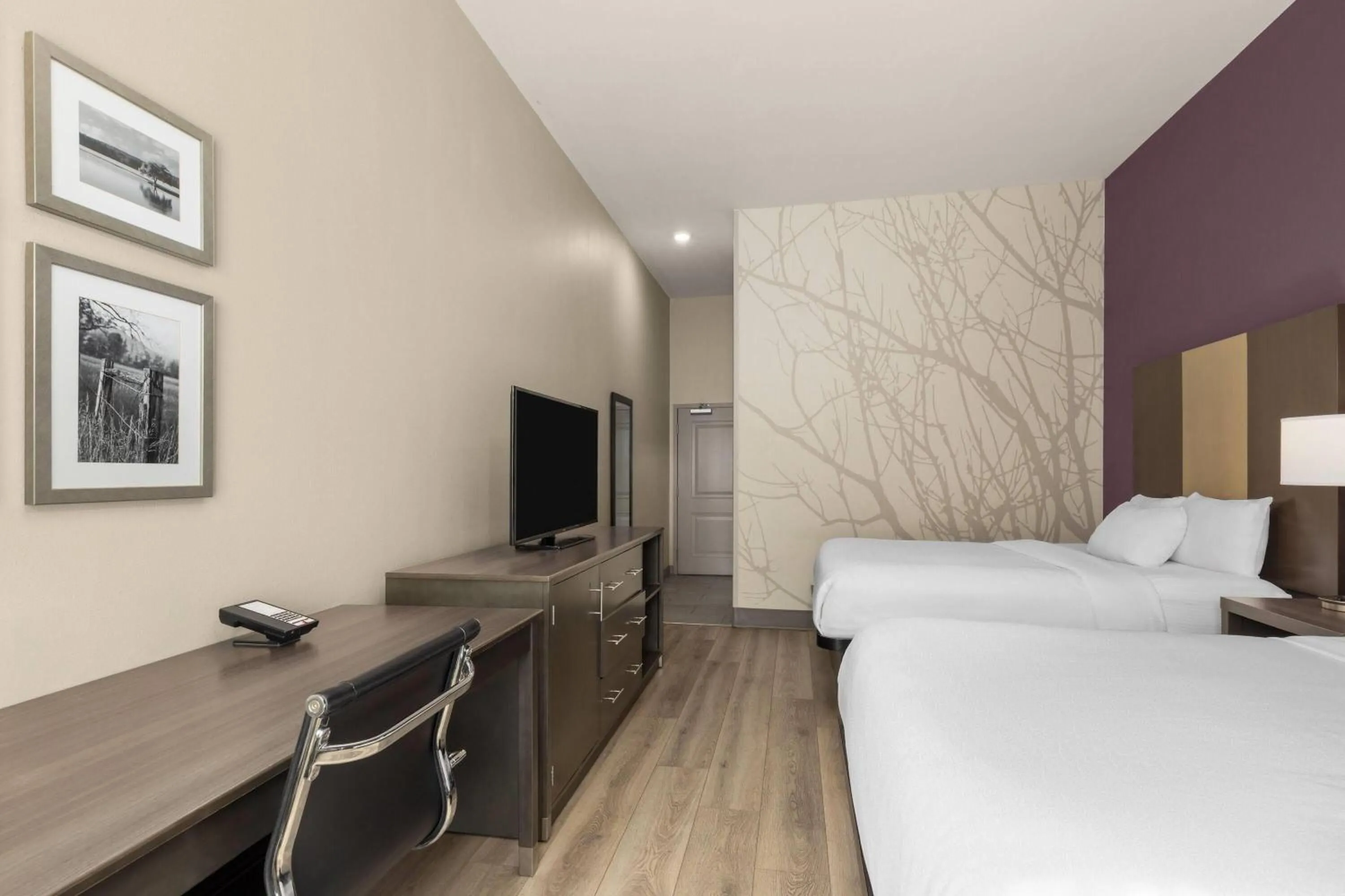 Photo of the whole room, Bed in La Quinta by Wyndham Chattanooga - Lookout Mtn