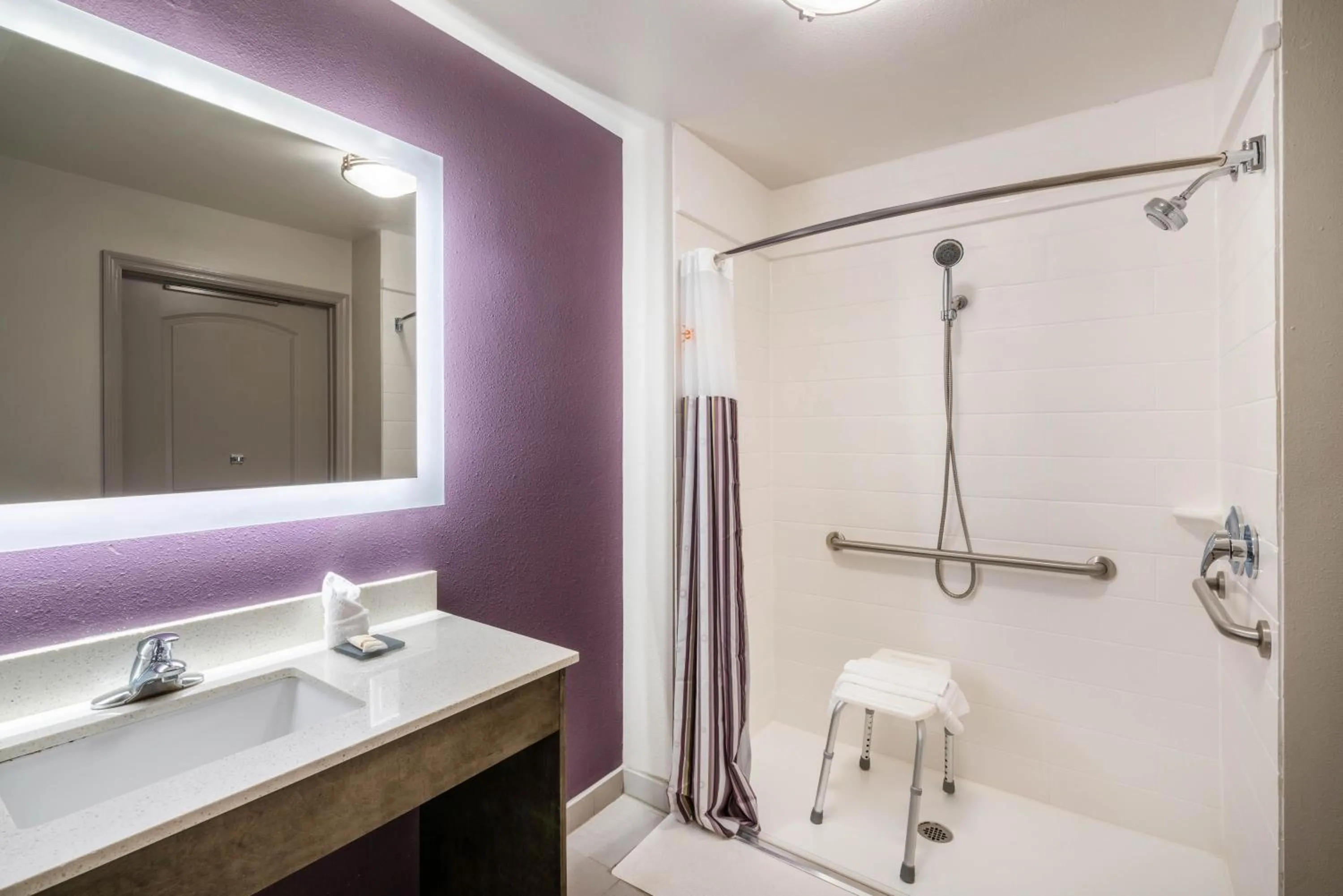 Bathroom in La Quinta by Wyndham Chattanooga - Lookout Mtn