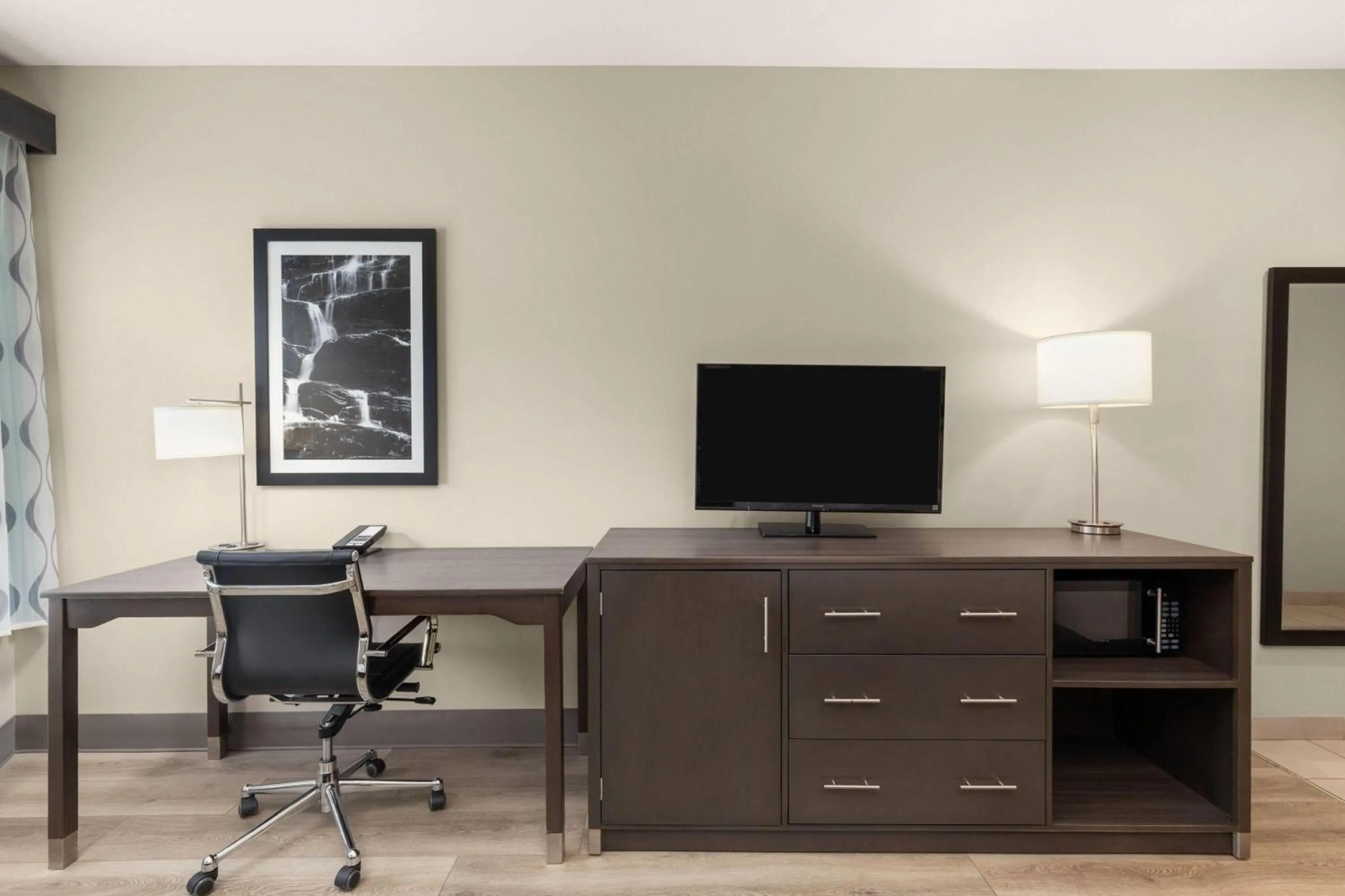 Photo of the whole room in La Quinta by Wyndham Chattanooga - Lookout Mtn