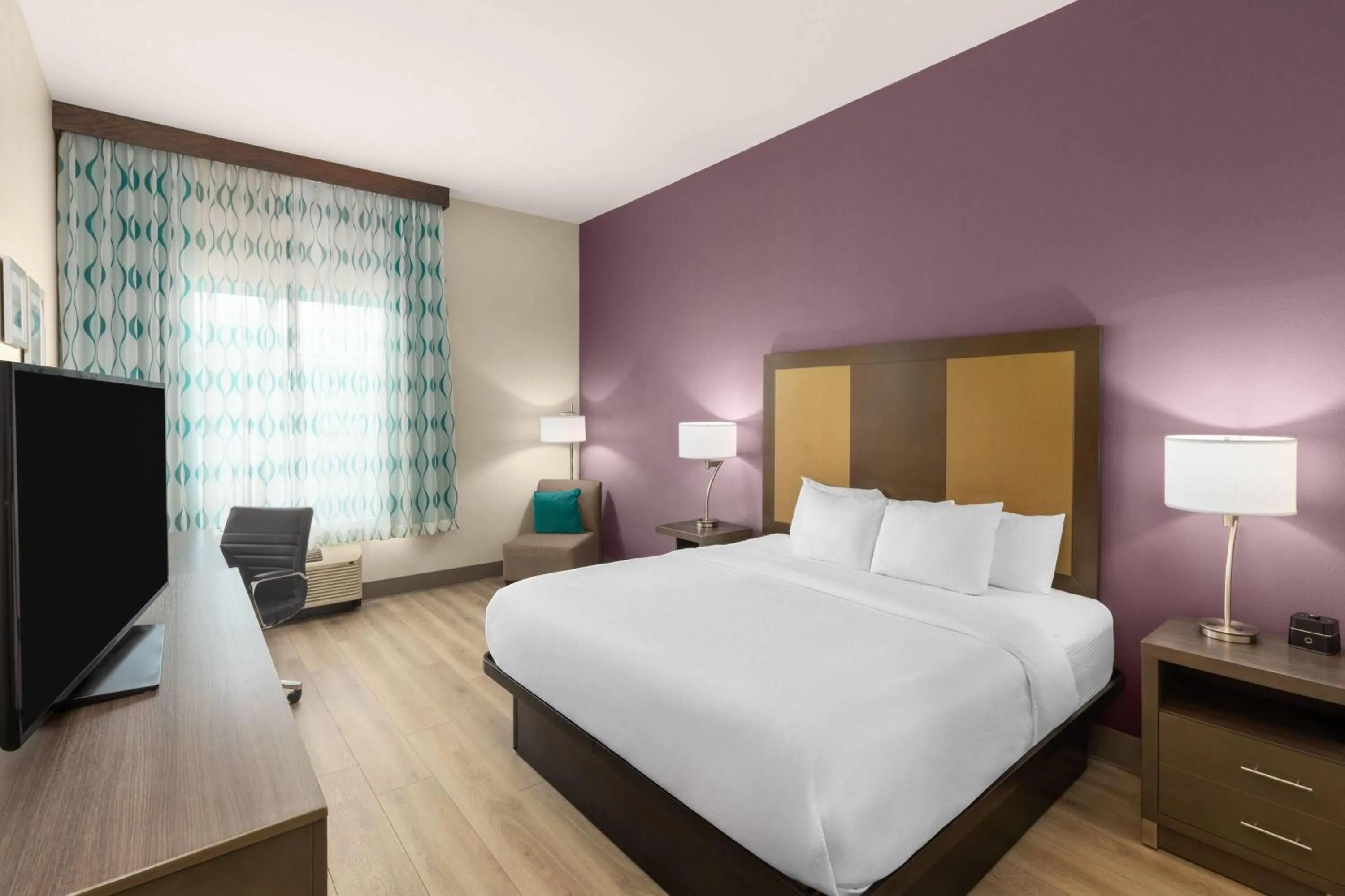 Photo of the whole room, Bed in La Quinta by Wyndham Chattanooga - Lookout Mtn