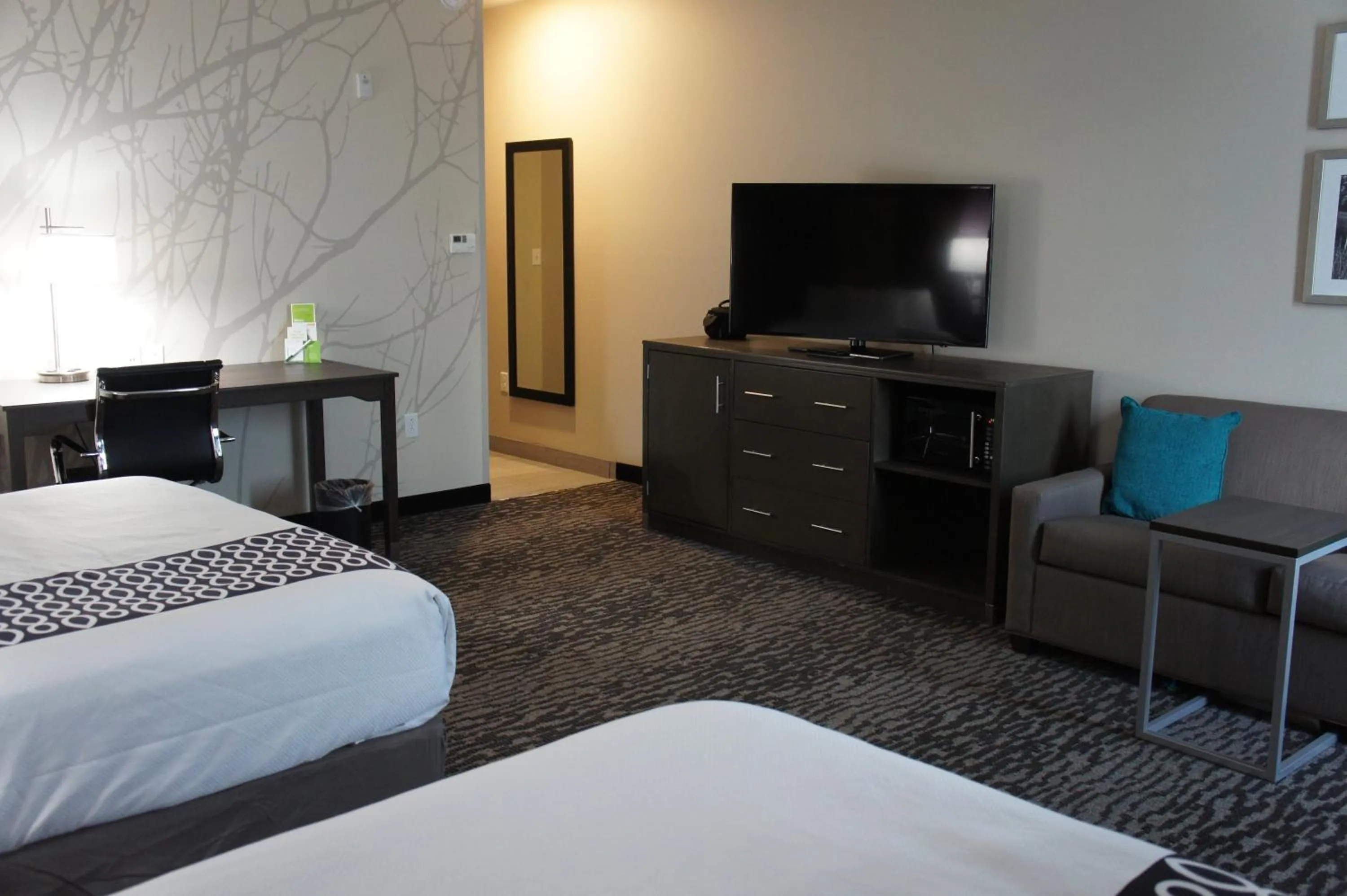 Living room, Bed in La Quinta by Wyndham Chattanooga - Lookout Mtn