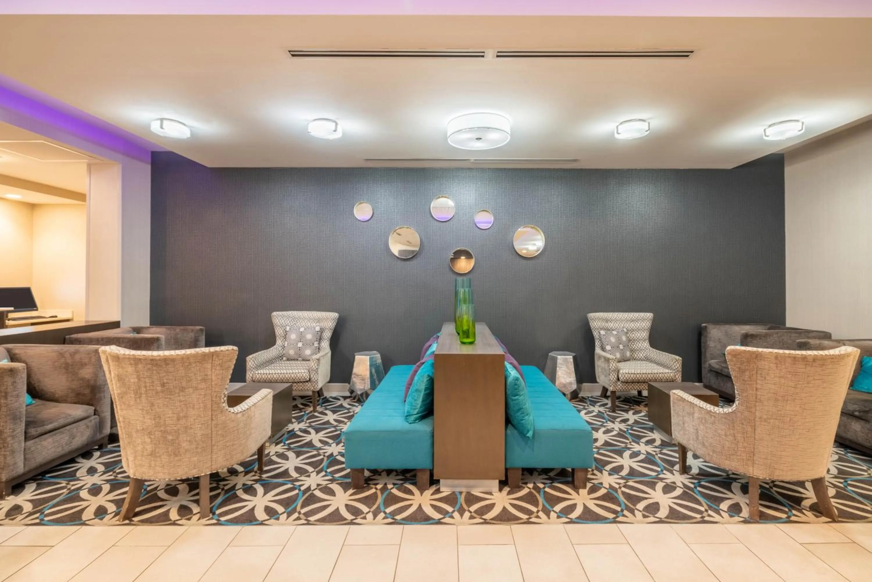 Seating area in La Quinta by Wyndham Chattanooga - Lookout Mtn