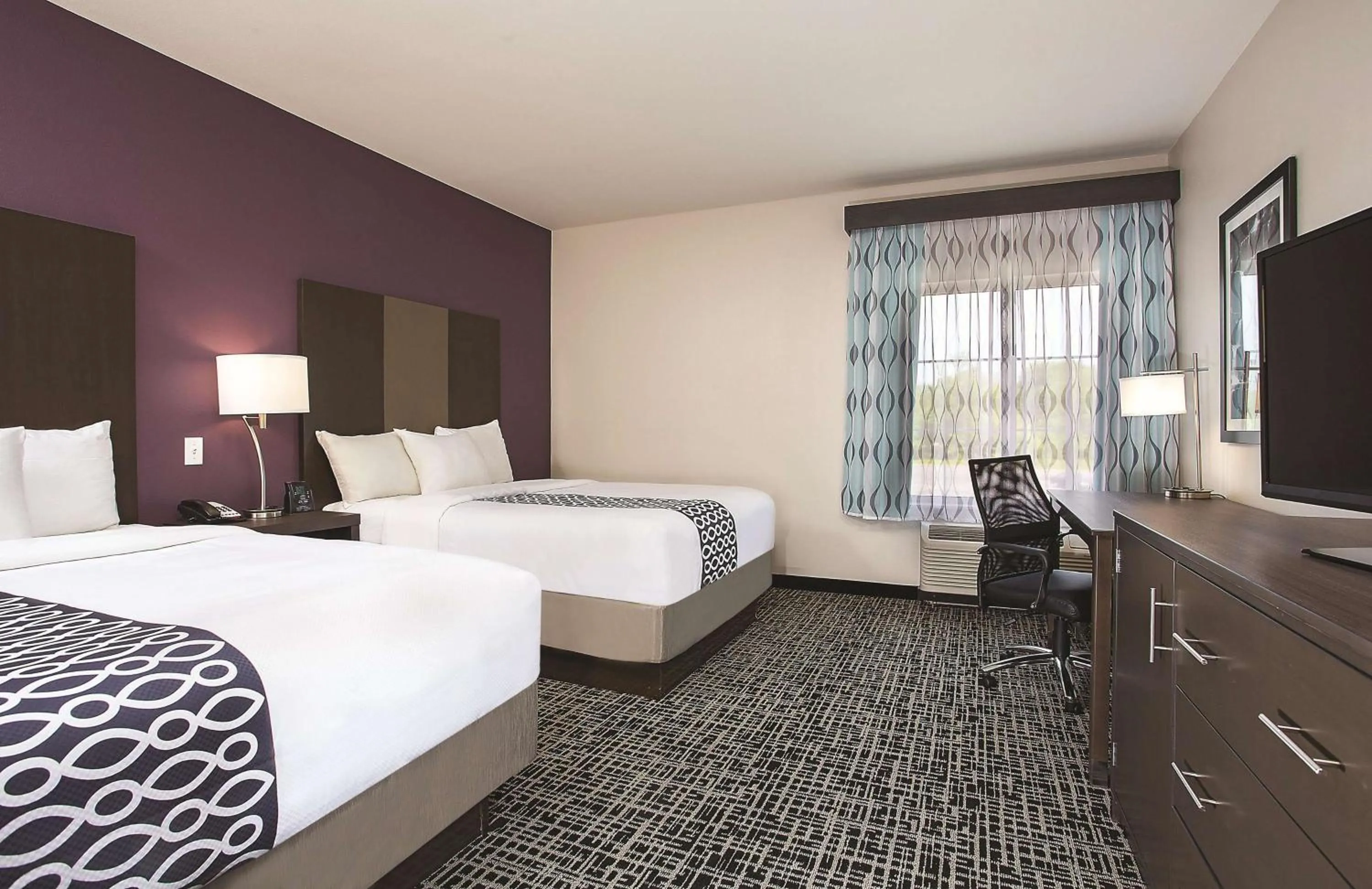 Photo of the whole room, Bed in La Quinta by Wyndham Chattanooga - Lookout Mtn