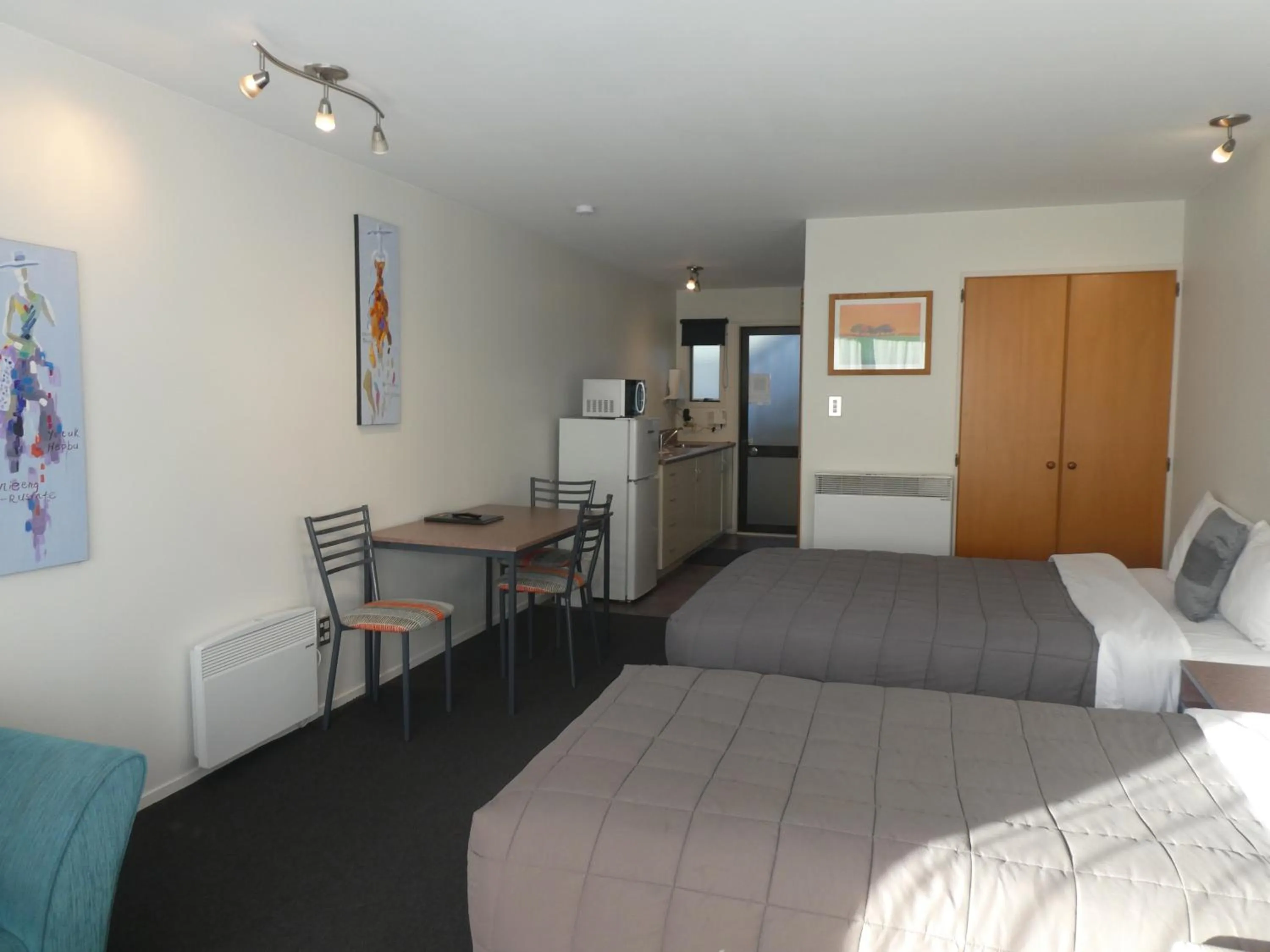Kitchen or kitchenette, Bed in Wakatipu View Apartments