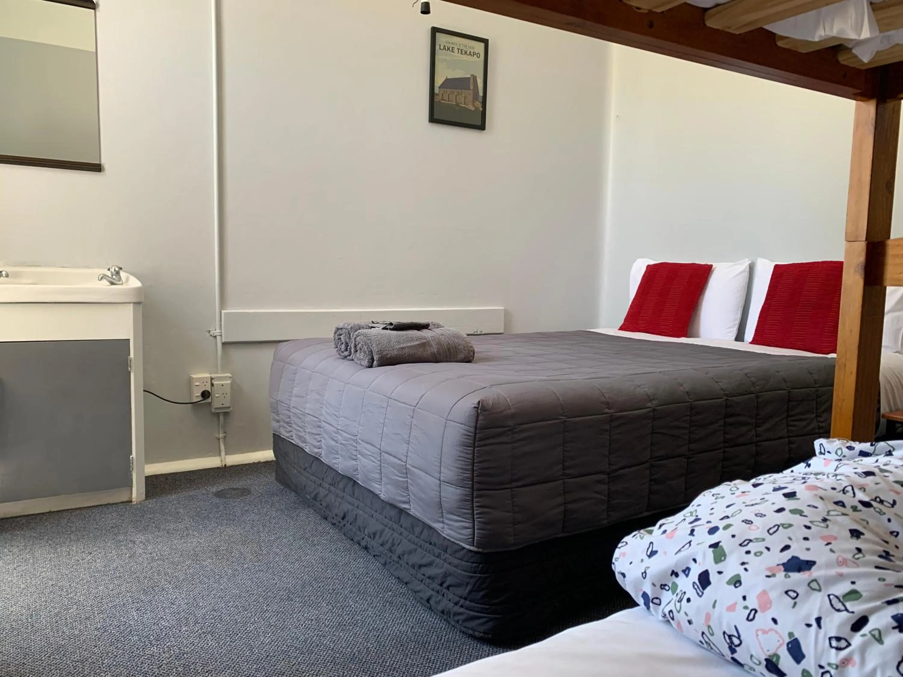 Bed in Thomas's Catlins Lodge and Camp Ground