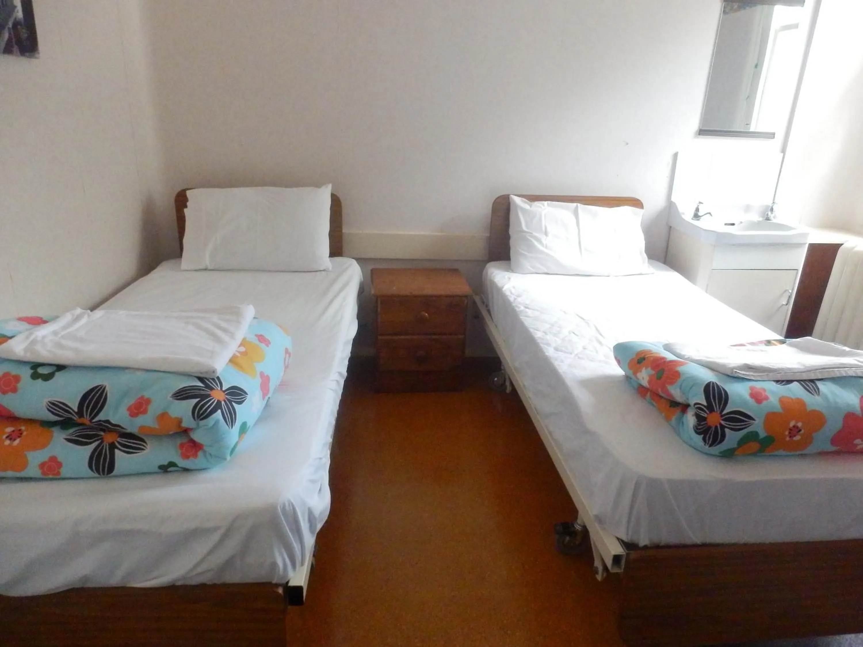 Photo of the whole room, Bed in Thomas's Catlins Lodge and Camp Ground