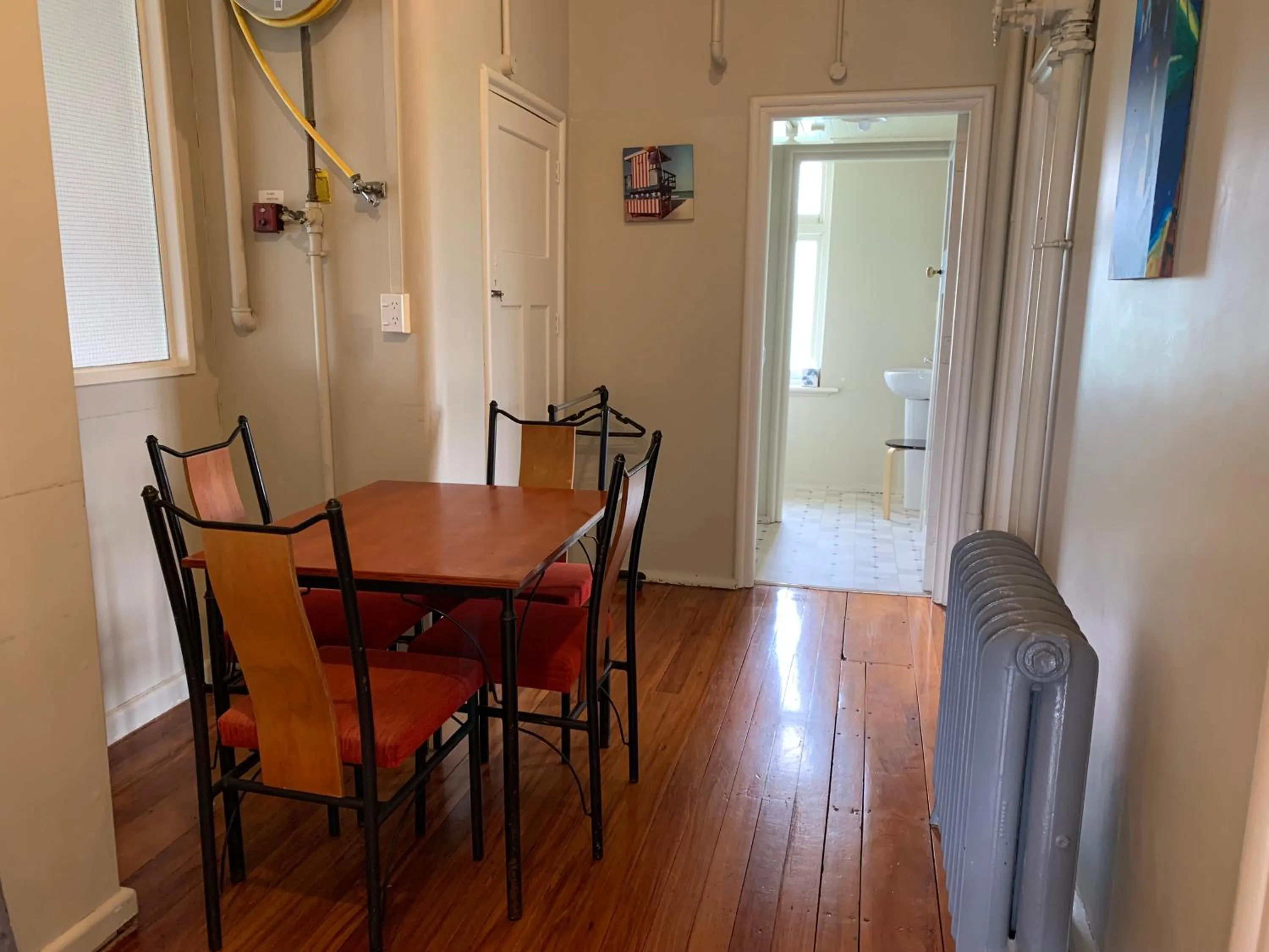 Dining area in Thomas's Catlins Lodge and Camp Ground