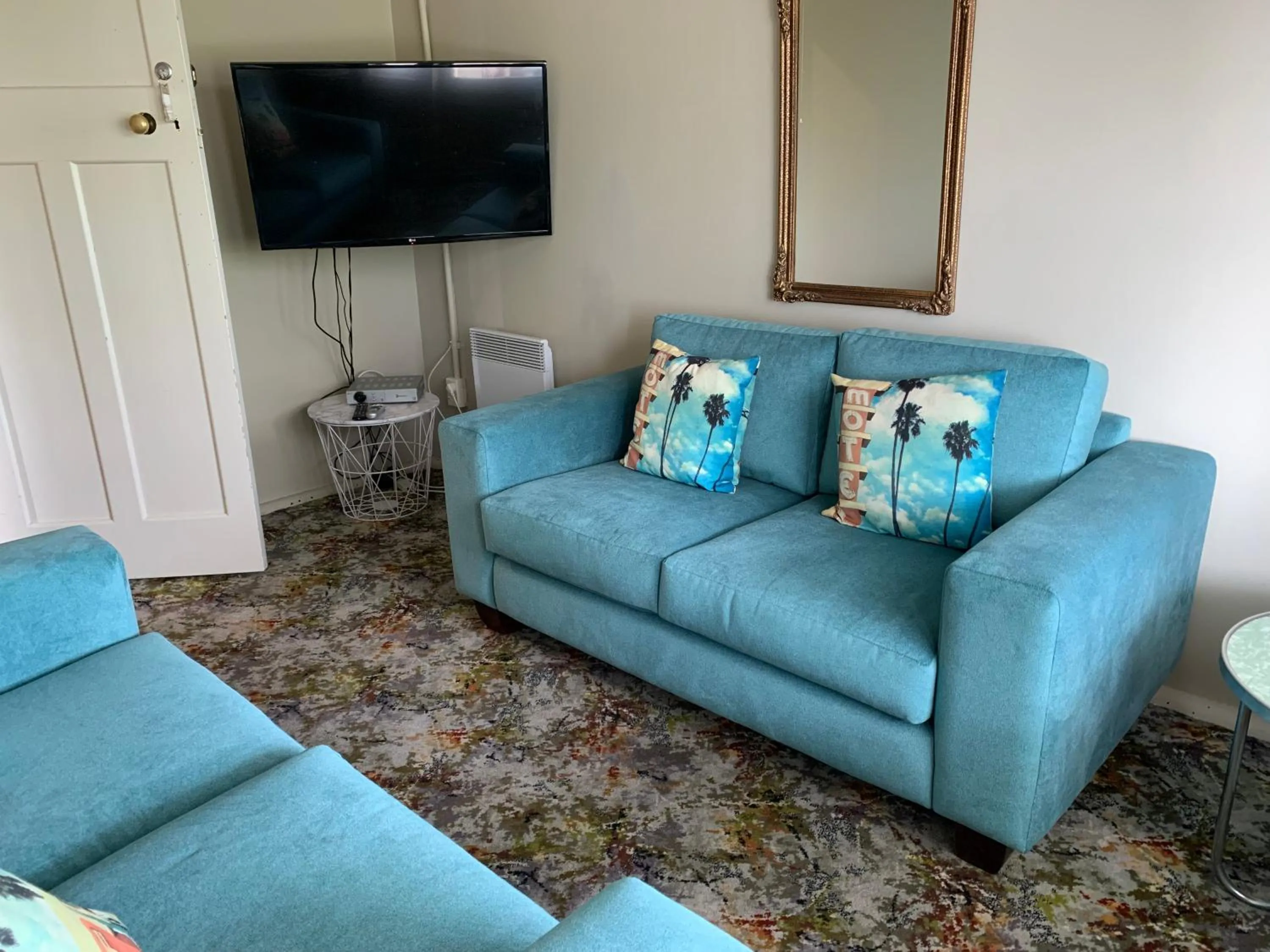 Living room in Thomas's Catlins Lodge and Camp Ground