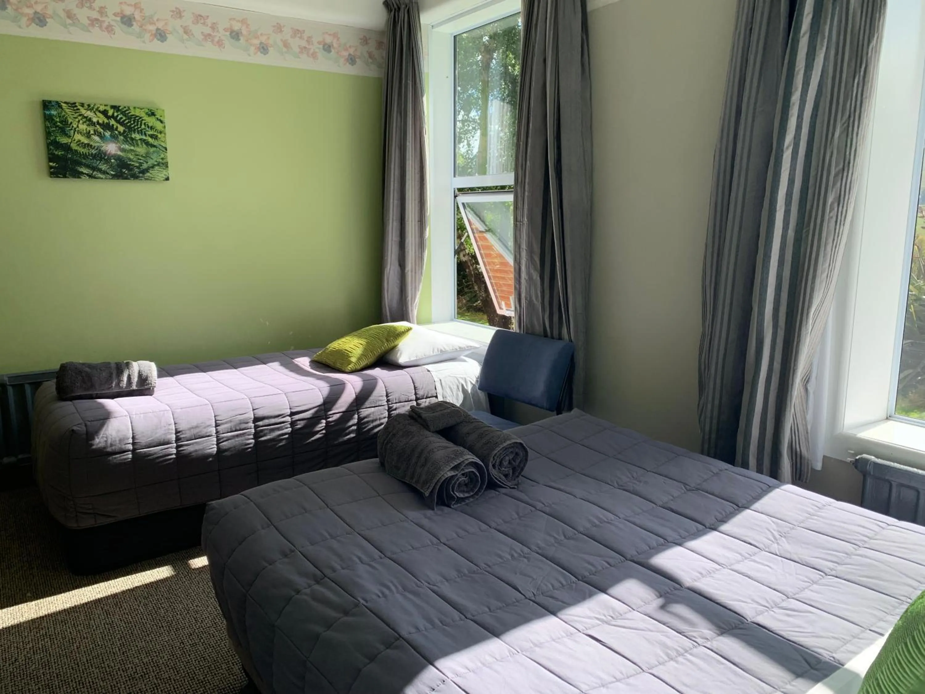 Bed in Thomas's Catlins Lodge and Camp Ground