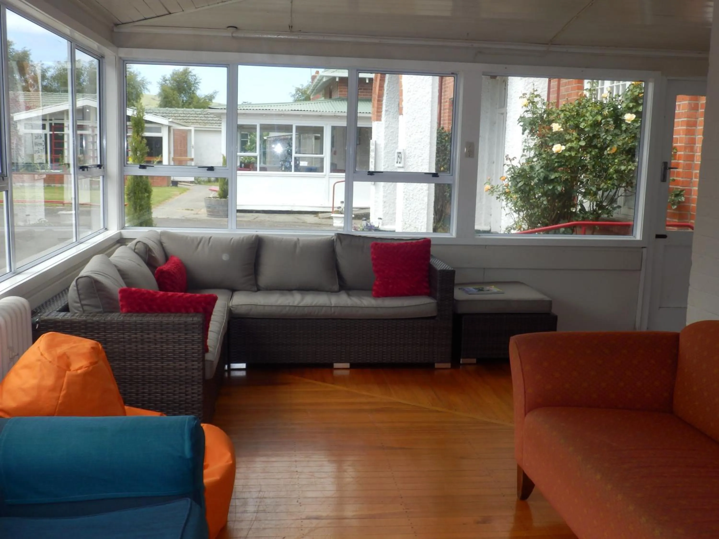 Communal lounge/ TV room in Thomas's Catlins Lodge and Camp Ground