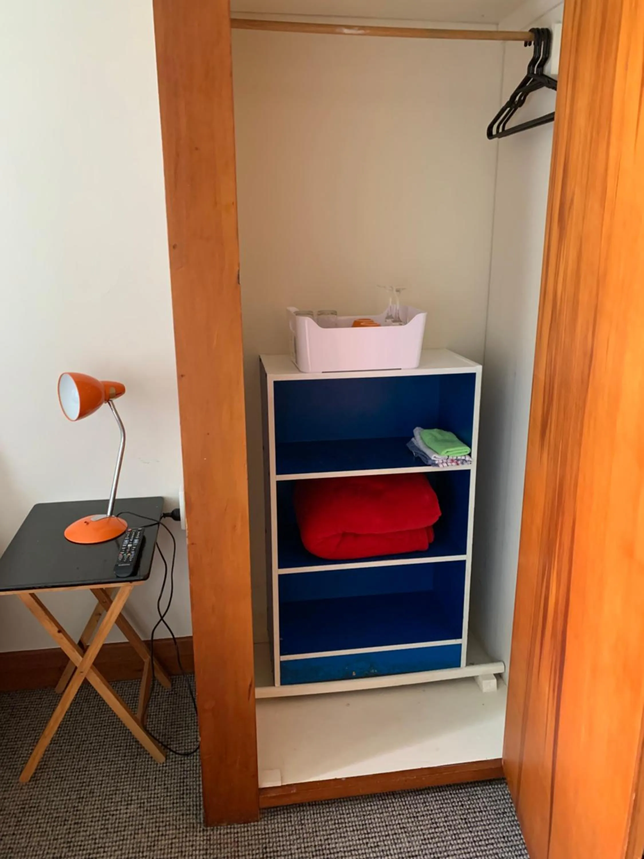 hair dresser, Bed in Thomas's Catlins Lodge and Camp Ground