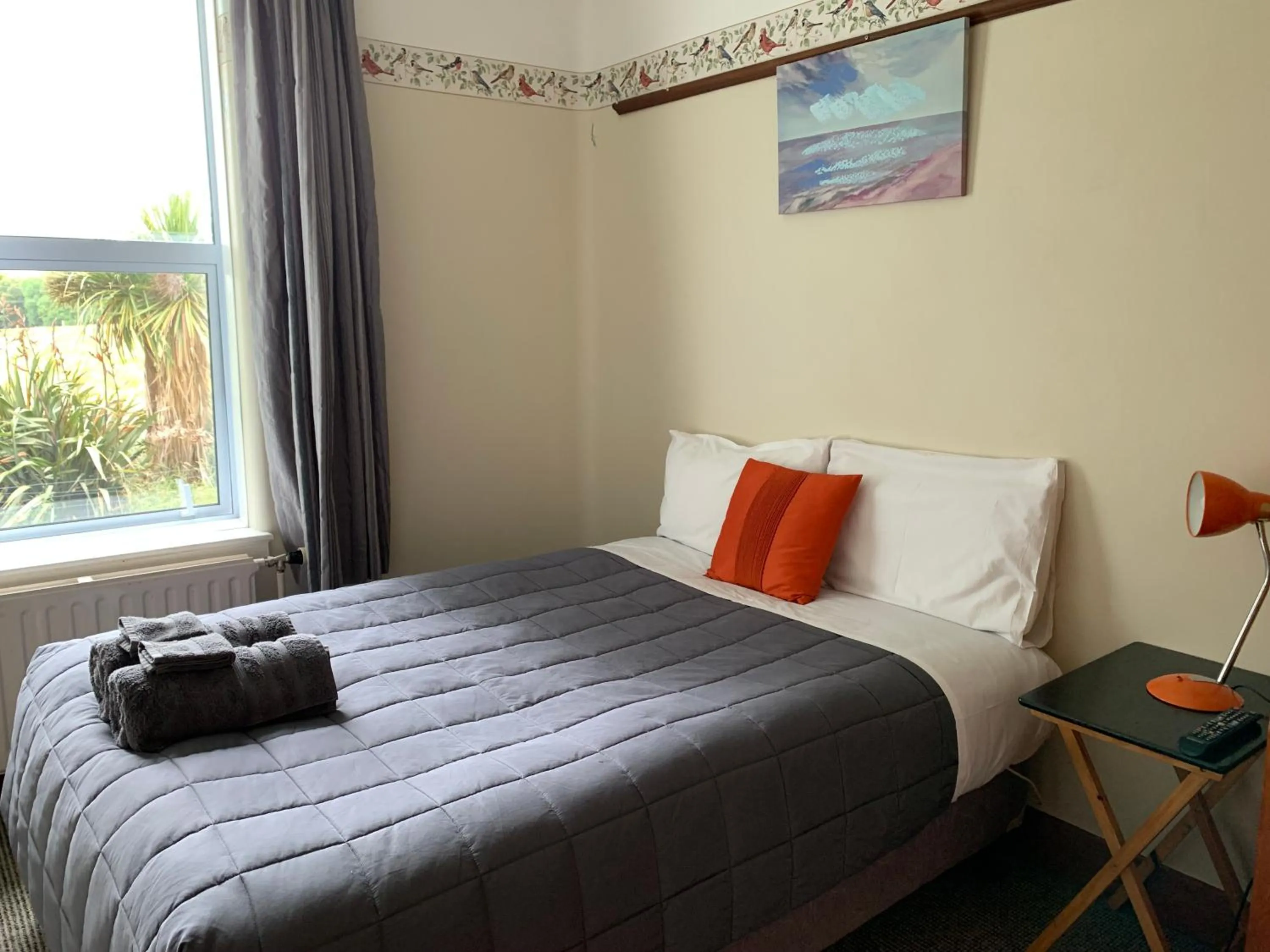 Photo of the whole room, Bed in Thomas's Catlins Lodge and Camp Ground