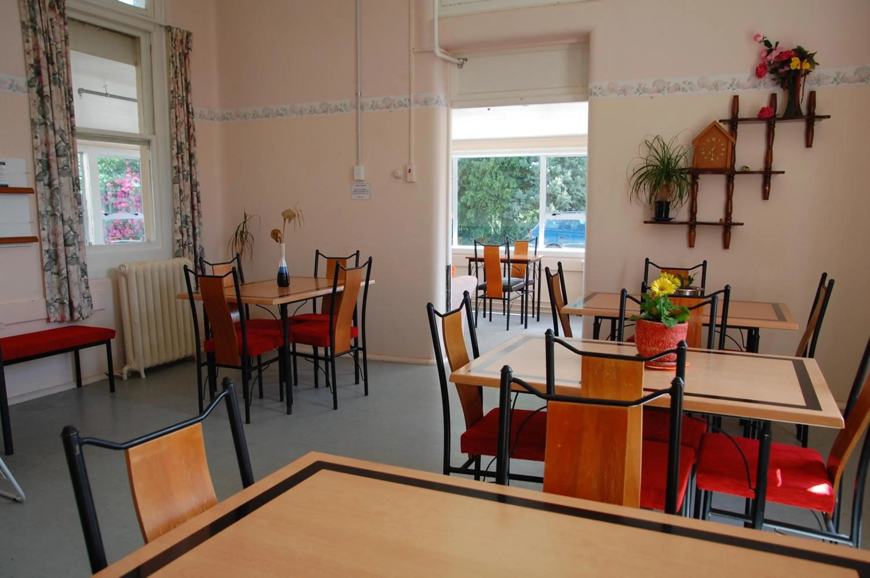 Seating area in Thomas's Catlins Lodge and Camp Ground