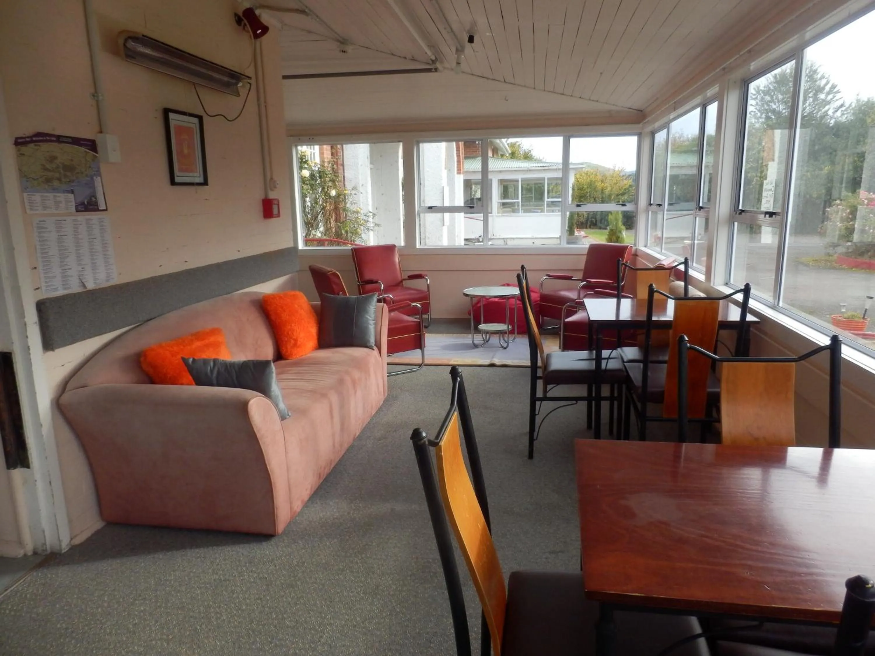 Communal lounge/ TV room in Thomas's Catlins Lodge and Camp Ground