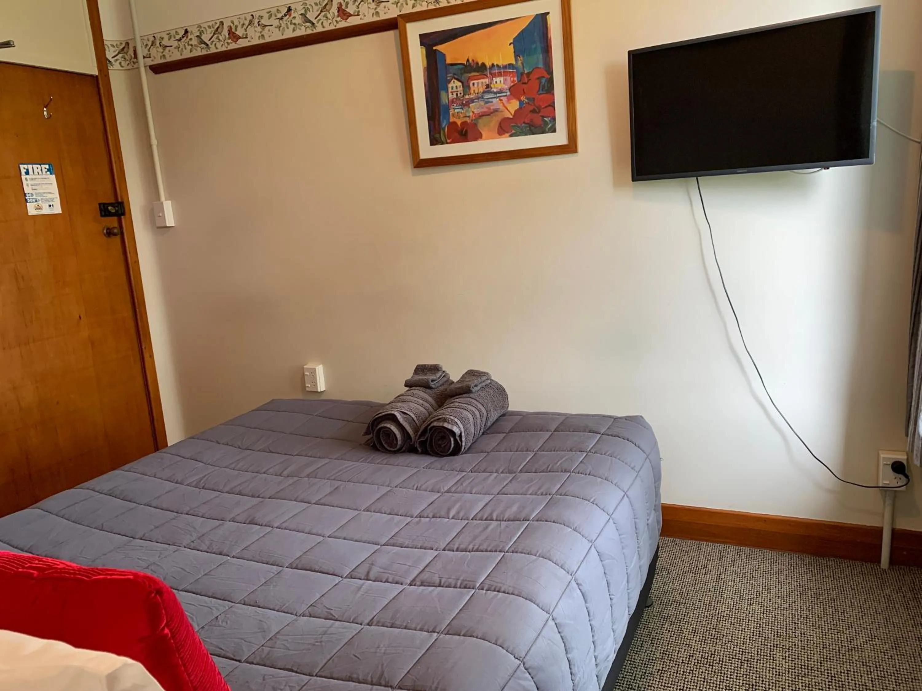 Photo of the whole room, Bed in Thomas's Catlins Lodge and Camp Ground