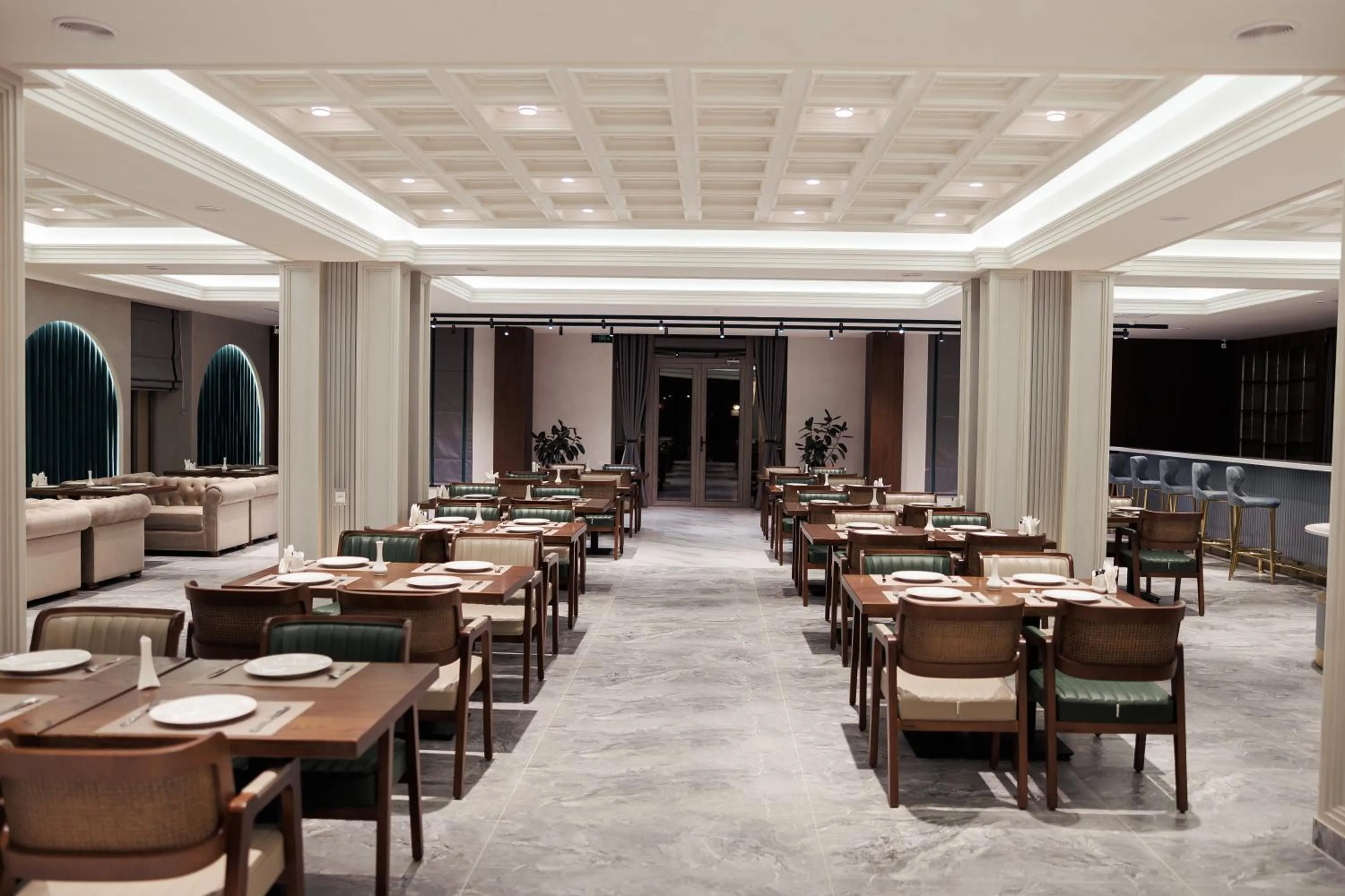 Restaurant/places to eat in Siab Hotel Premium