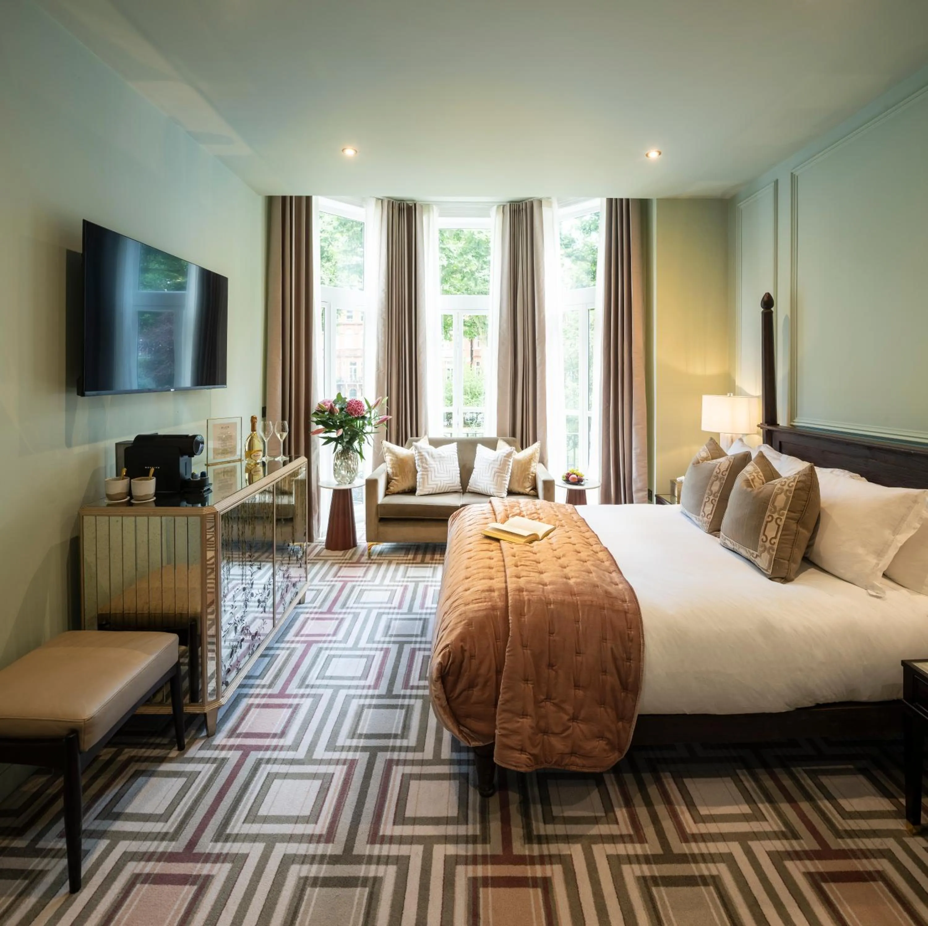 Communal lounge/ TV room, Bed in Ellen Kensington