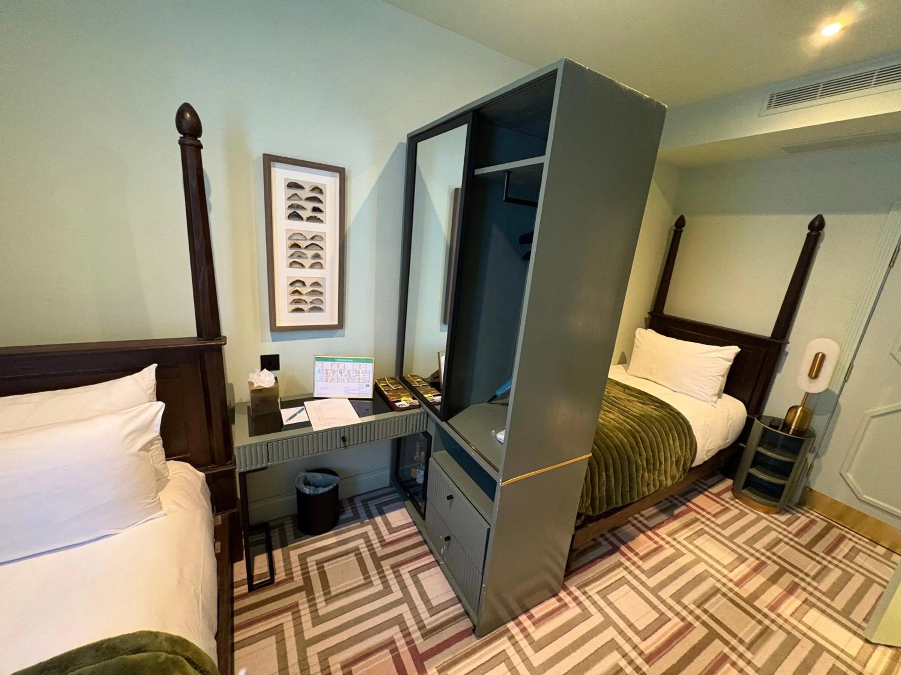 Photo of the whole room, Bed in Ellen Kensington