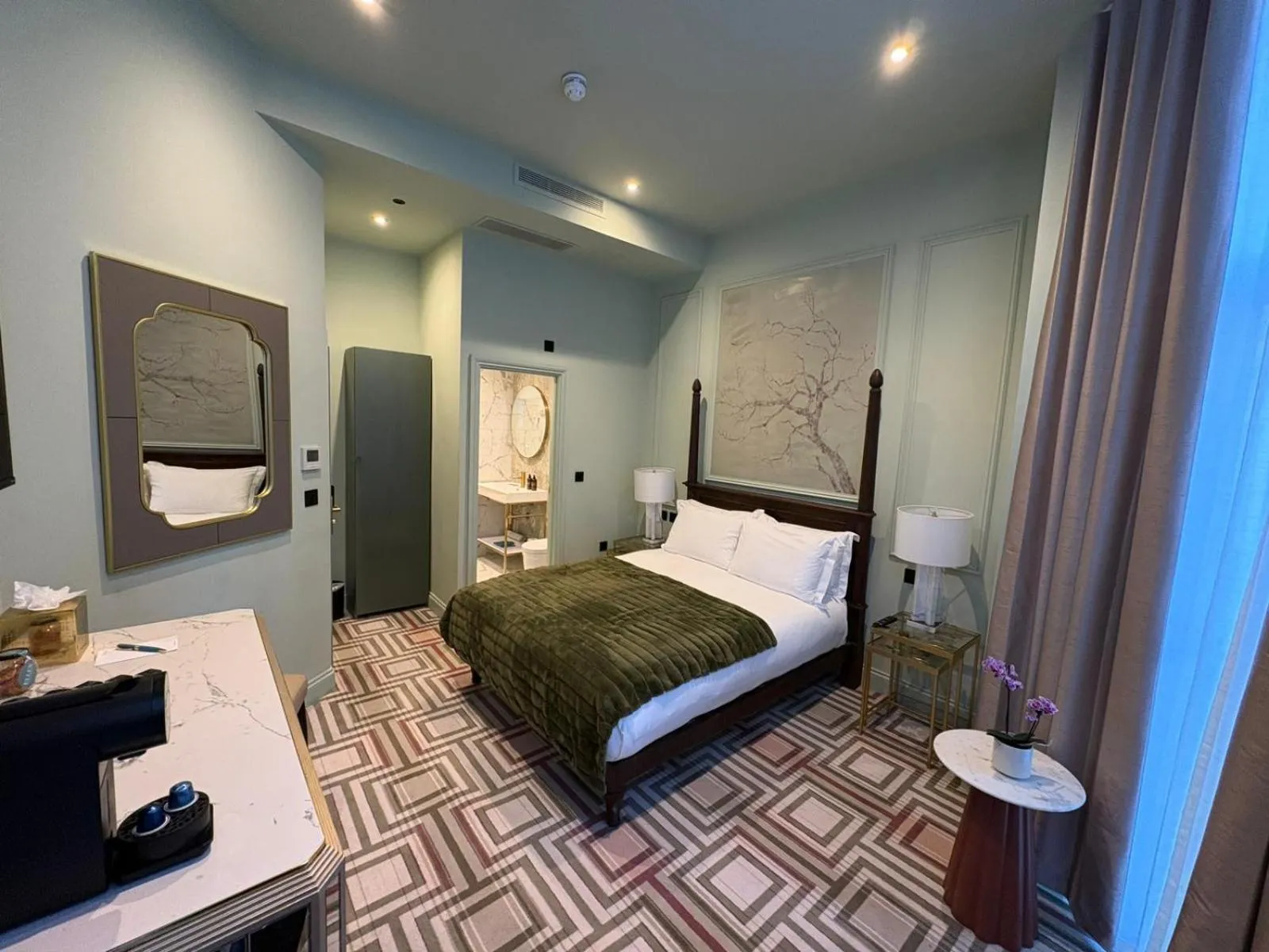 Bed in Ellen Kensington